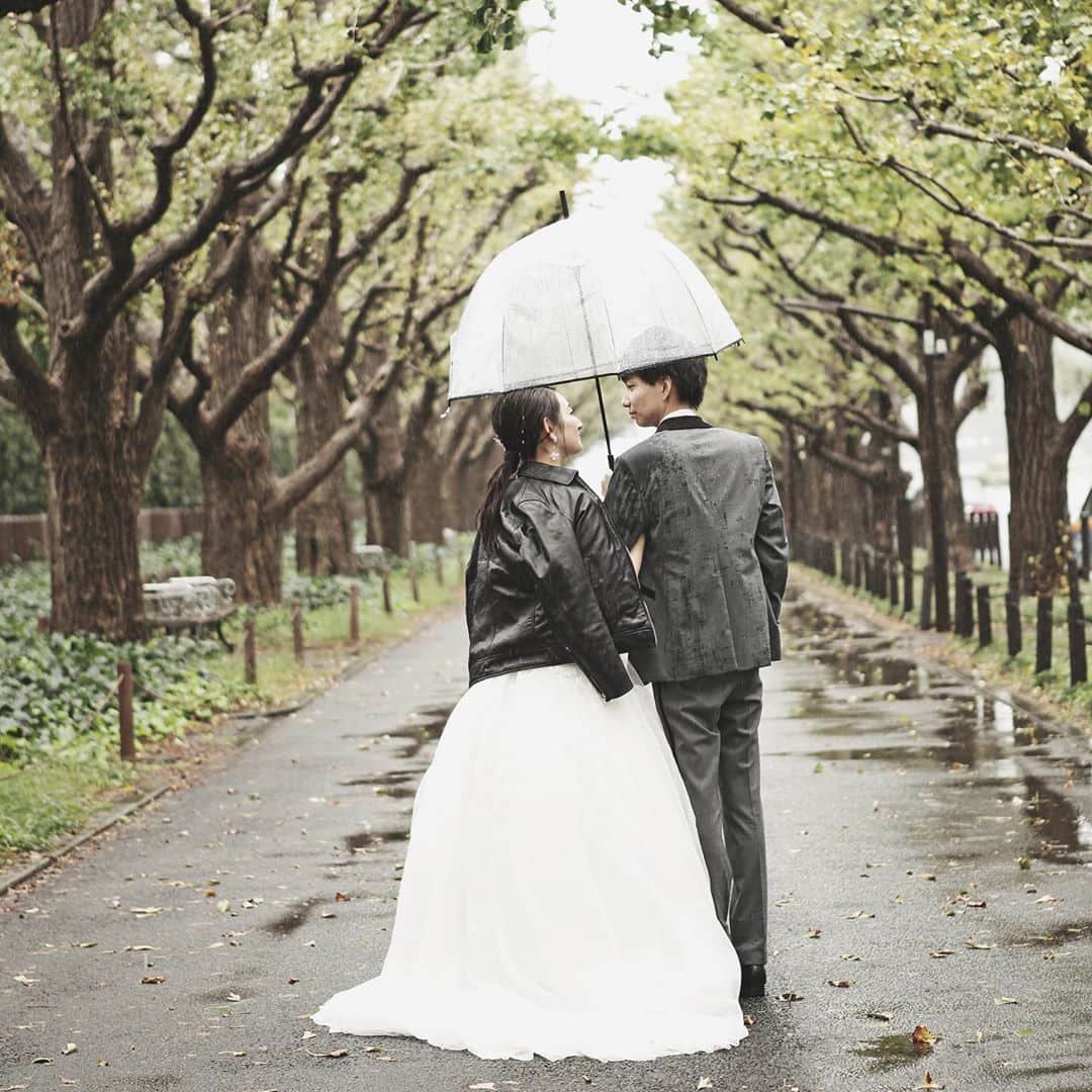 CLAIREのインスタグラム：「雨の日でも、その時にしかない撮れないとびきりの写真を残せます✨☂️ ・ @clairebridalstudio」