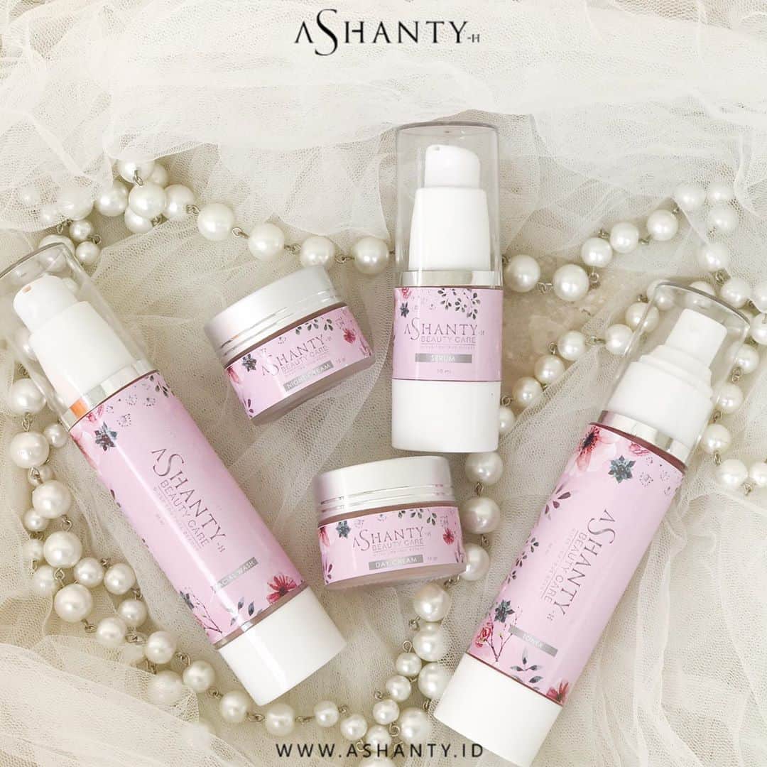 ASHANTY BEAUTY CREAM OFFICIALのインスタグラム：「🎉HANYA SISA 2 HARI LAGI!!! ASHANTY BEAUTY CREAM SPECIAL PROMO 10.10 🎉  Sebelum promonya berakhir yuuuk ladies dapatkan harga super hemaaaat setiap pembelian  Ashanty Beauty Cream (pilih salah satu series Whitening, Acne atau Anti aging) hanya Rp 500.000,- dan dapatkan FREE LIPMATTE ASHANTY (pilih salah satu shade Love, Sexy, Pure) senilai Rp 89.000,- 🤩🤩🤩  Superrrrr hemaaat!!!! Buruan yuuk pesan sekarang juga sebelum kehabisann !!! Stock sangat terbatas yaaaa, periode promo 02 - 10 Oktober 2020 😍  Tampil cantik menggunakan Ashanty Beuaty Cream dan dapatkan bibir merah merona menggunakan Ashanty Beauty Cosmetics 💋💄  Informasi lebih lanjut kamu bisa langsung kunjungi dan follow official instagram @ashantyid ✨  _____________________________ Informasi dan pemesanan  Ashanty Beauty Cream Chat Via WA : WA: 081287388885 WA: 085781140354 WA: 087778489900 WA: 081293823950 ⚡️ Fast Respons Click Link On Bio Instagram @ashantyid ❣️ ______________________________ #ashantybeautycream #creamashanty #skincareashanty #skincare #skincareartis #skincarelokal #creamwajah #creamperawatanwajah #obatjerawat #jerawat #kosmetik #krimwajah #creamwajah #whiteningcream #ashantyid #ashanty」