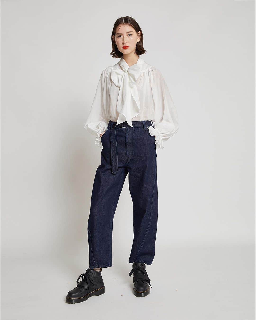 カレンウォーカーのインスタグラム：「LEVI’S MADE & CRAFTED // Our latest selects from Levi’s elevated line are online and in-store now, paired with KW blouses. These artfully constructed jeans are made with either organic cotton denim or Levi’s unique cottonized hemp // karenwalker.com」