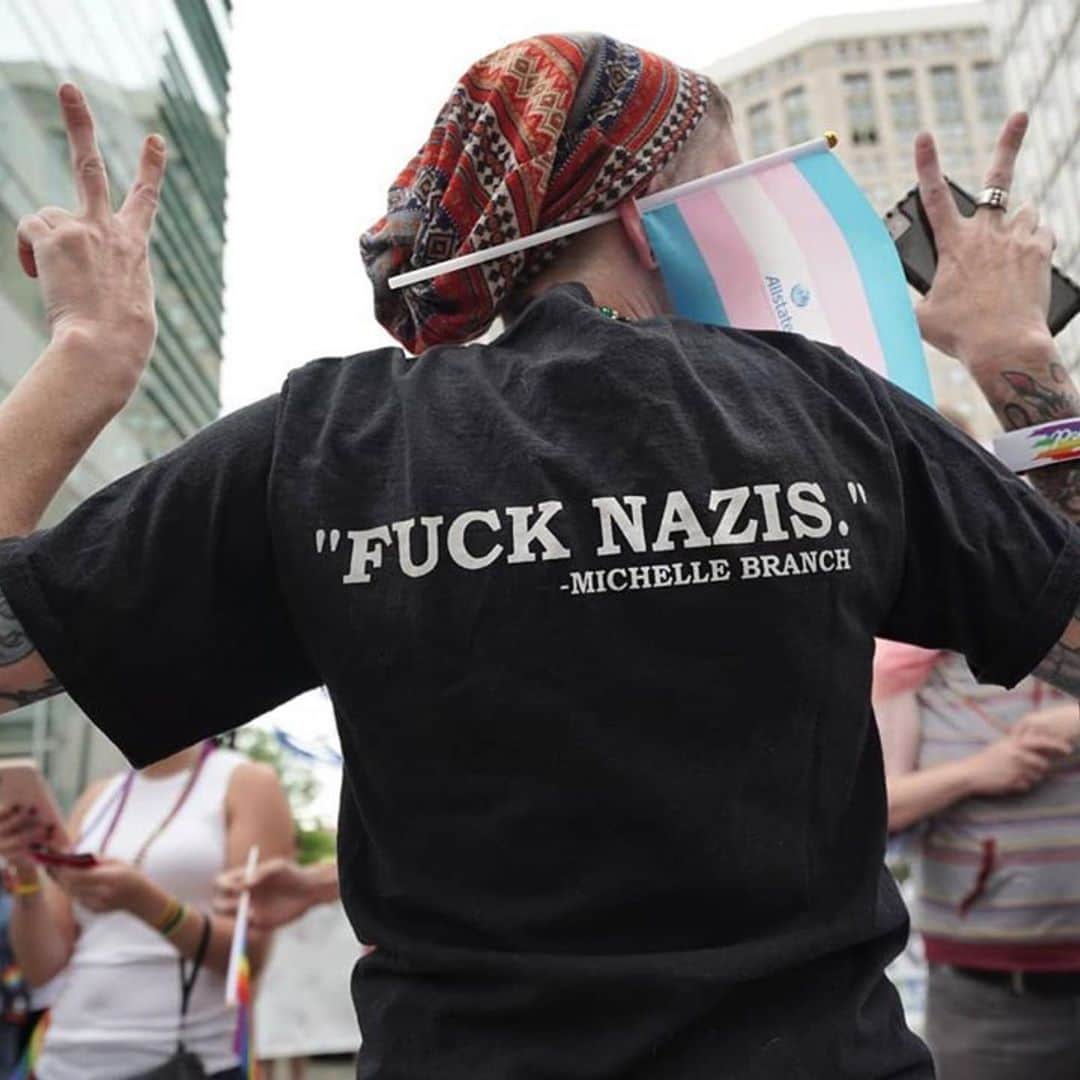 ミシェル・ブランチのインスタグラム：「#mood #fucknazis #fucktrump #fuck2020  ........................................... #Repost @uberhubris ・・・ yep, fuck nazis @motorcitypride 2019」