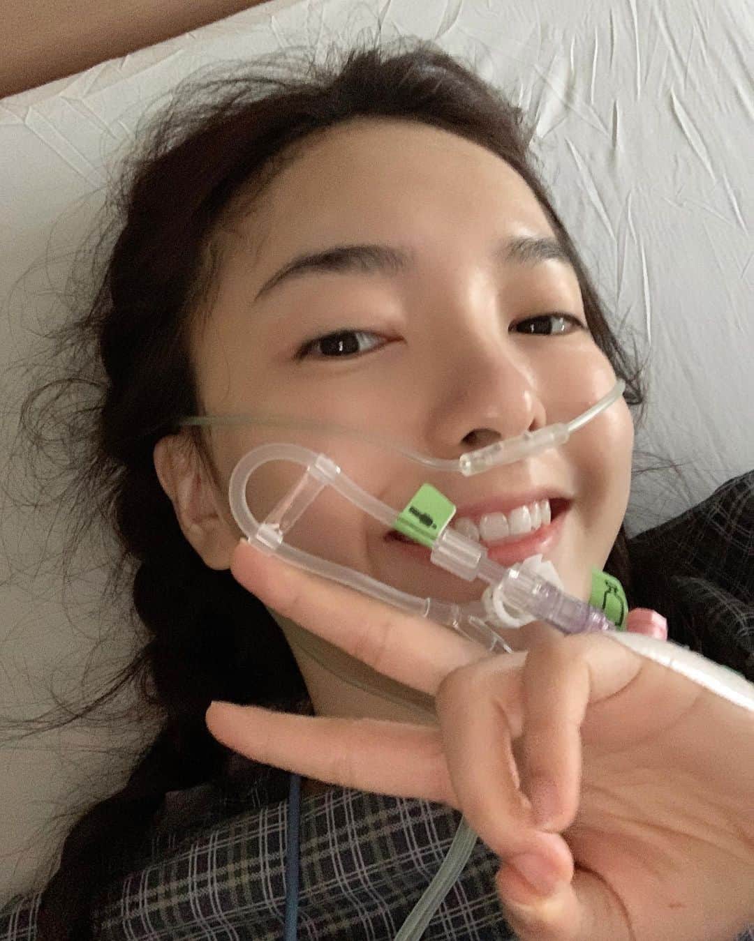 STEPHY YIWENのインスタグラム：「紀錄一下我術後就自拍的模樣 我自己都覺得好驕傲🙌🏼🙌🏼 見到我的大家都問我痛不痛 怎麼感覺精神這麼棒 可能因為我是個很耐痛的人 所以其實還OK 雖然不痛但很苦😂  苦在現在身體無敵僵硬 身體感覺不是自己的了🤣 特別是晚上比較煎熬 因為有時候會痛醒 比較難入眠 不過 相信很快過去的 痛苦趕快消滅！！！！💪🏼🙌🏼」