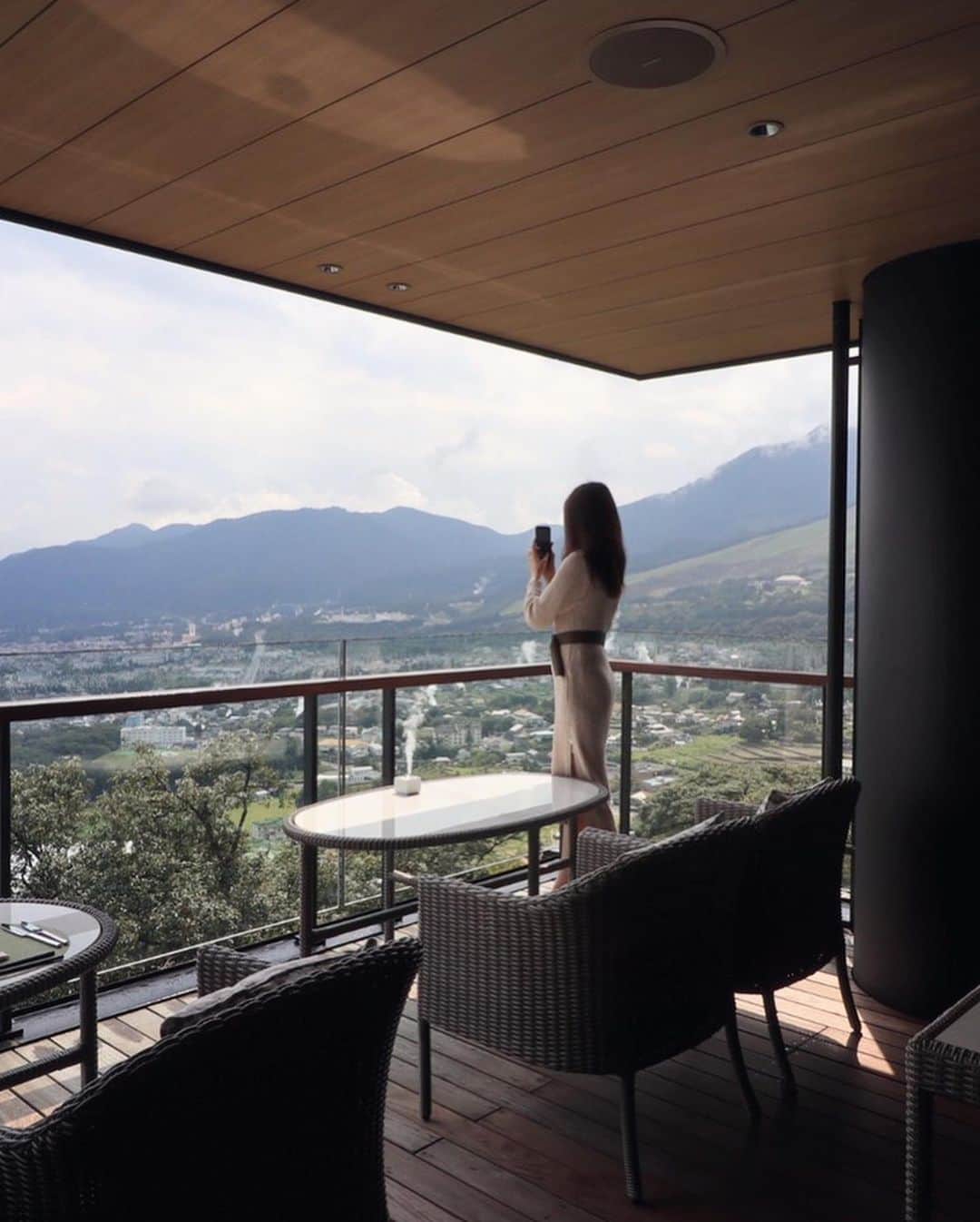 浅井香葉子さんのインスタグラム写真 - (浅井香葉子Instagram)「Walk My Life👠 別府を歩いてます♡  ANA Intercontinental Beppu Resort & Spa(@anaintercontinentalbeppu )﻿ ランチ＆温泉に入れる﻿ お得なコース💕を利用﻿ ﻿ ランチは﻿ 山を見渡す素敵なテラス席で﻿ これまた好みなバリ風家具♡﻿ ﻿ ランチは「お得すぎませんか！」﻿ と感じる程の充実した内容😍﻿ ﻿ 品揃えの充実したビュッフェにて 前菜を選び﻿ ﻿ ﻿ メインは肉や魚から﻿ お好みをチョイスできる﻿ ﻿ 私はお肉のメイン料理をチョイス﻿ ﻿ ﻿ そしてデザートは﻿ またまたビュッフェで好きなものを😍﻿ ﻿ お腹いっぱいになりすぎるくらい﻿ 満足なランチ💕﻿ ﻿ さて、お腹いっぱいになったら﻿ 温泉に浸かりへ♡﻿ 山の上から景色を見下ろせる露天風呂でした♨️ ﻿  この日は日帰り利用だったので﻿ 今度は泊まってみたいなー✨﻿ ﻿  ﻿ 〜美しさの種は自分の中に在る〜﻿ 全ては自分と向き合うことから﻿ ﻿ ﻿ ____________________★_____________________﻿ 「在り方・歩き方・美しい所作」で﻿ あなたの存在そのものを輝きにする﻿ MUSEL Walking & Life﻿  👠レッスンのご依頼は  @asaikayoko プロフィールURLから _________________________________________  ﻿ #温泉旅行 #別府 #別府旅行 #別府温泉 #anaホテル #ラグジュアリーホテル #テラス席 #anaintercontinentalbeppu #ホテルランチ #anaトラベラーズ #女子旅 #大分旅行 #大人旅 #tabijo #gotoキャンペーン #ウォーキングリトリート」10月9日 9時59分 - asaikayoko