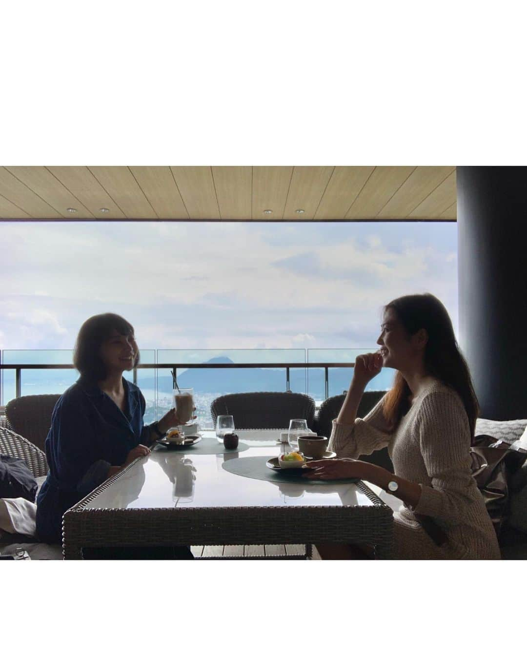 浅井香葉子さんのインスタグラム写真 - (浅井香葉子Instagram)「Walk My Life👠 別府を歩いてます♡  ANA Intercontinental Beppu Resort & Spa(@anaintercontinentalbeppu )﻿ ランチ＆温泉に入れる﻿ お得なコース💕を利用﻿ ﻿ ランチは﻿ 山を見渡す素敵なテラス席で﻿ これまた好みなバリ風家具♡﻿ ﻿ ランチは「お得すぎませんか！」﻿ と感じる程の充実した内容😍﻿ ﻿ 品揃えの充実したビュッフェにて 前菜を選び﻿ ﻿ ﻿ メインは肉や魚から﻿ お好みをチョイスできる﻿ ﻿ 私はお肉のメイン料理をチョイス﻿ ﻿ ﻿ そしてデザートは﻿ またまたビュッフェで好きなものを😍﻿ ﻿ お腹いっぱいになりすぎるくらい﻿ 満足なランチ💕﻿ ﻿ さて、お腹いっぱいになったら﻿ 温泉に浸かりへ♡﻿ 山の上から景色を見下ろせる露天風呂でした♨️ ﻿  この日は日帰り利用だったので﻿ 今度は泊まってみたいなー✨﻿ ﻿  ﻿ 〜美しさの種は自分の中に在る〜﻿ 全ては自分と向き合うことから﻿ ﻿ ﻿ ____________________★_____________________﻿ 「在り方・歩き方・美しい所作」で﻿ あなたの存在そのものを輝きにする﻿ MUSEL Walking & Life﻿  👠レッスンのご依頼は  @asaikayoko プロフィールURLから _________________________________________  ﻿ #温泉旅行 #別府 #別府旅行 #別府温泉 #anaホテル #ラグジュアリーホテル #テラス席 #anaintercontinentalbeppu #ホテルランチ #anaトラベラーズ #女子旅 #大分旅行 #大人旅 #tabijo #gotoキャンペーン #ウォーキングリトリート」10月9日 9時59分 - asaikayoko