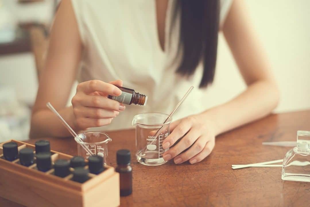 日本アロマ環境協会(AEAJ)のインスタグラム：「大好評受付中の「第 23 回会員のつどい アロマフェスタ 2020」。  全16種のワークショップでは、クラフト作りからヨガまで様々な内容が揃いました。 資材のあるワークショップは事前にお届けいたしますので、おうちにいながらお気軽にご参加いただけますよ。  テーマに合わせて会員同士で意見交換や交流を行うAroma Caféは今回初の試みです。 アロマテラピーの未来について、同じ志をもつ仲間と語り合ってみませんか？  申し込み締め切り:10/13(火) ▽詳細・お申し込みはこちら https://www.aromakankyo.or.jp/event/festa/  #AEAJ #アロマテラピー #aroma」