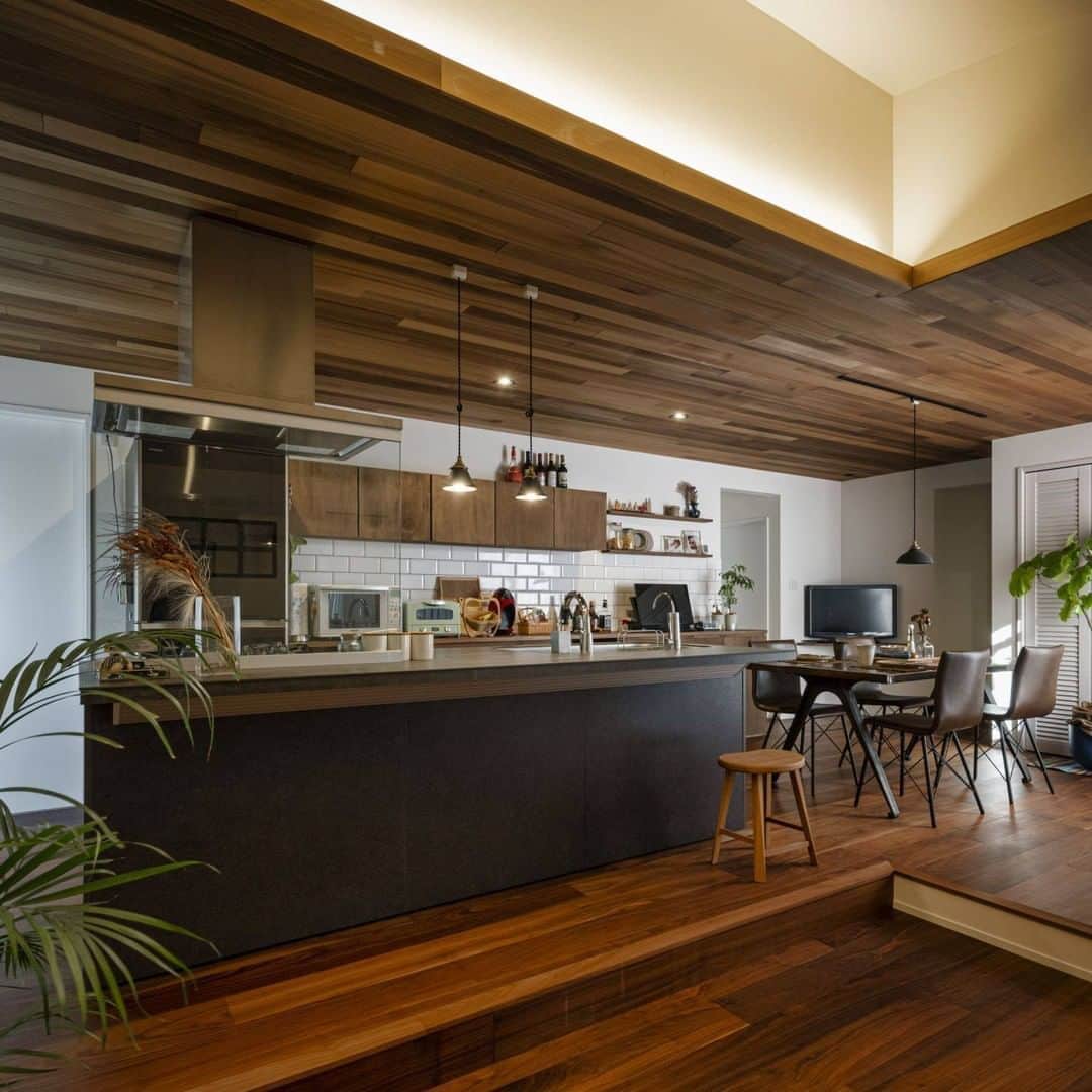 コラボハウス一級建築士事務所さんのインスタグラム写真 - (コラボハウス一級建築士事務所Instagram)「.⠀⠀⠀⠀⠀⠀⠀ 天井を板張りにした⠀⠀⠀ スタイリッシュなキッチンは⠀⠀⠀⠀⠀ オープンタイプなので、⠀⠀⠀ リビングの家族と会話を楽しみながら⠀⠀⠀ 料理ができます。⠀⠀⠀ .⠀⠀⠀ 天井に用いた間接照明が⠀⠀⠀⠀⠀ 洗練された印象を与えます。⠀⠀⠀⠀⠀ .⠀⠀⠀ 他にも沢山のお家を⠀⠀⠀ ホームページでご紹介しています。⠀⠀⠀ @collabo_house　からご覧ください。⠀⠀⠀ #キッチン #天井 #板張り #間接照明 #ウォルナット #リビング #ダイニング #リクシル #タイル張り #平屋 #自分らしい暮らし #マイホーム #デザイナーズ住宅 #注文住宅新築 #設計士と直接話せる #設計士とつくる家 #コラボハウス #インテリア #愛媛 #香川 #新築 #注文住宅」10月9日 10時00分 - collabo_house
