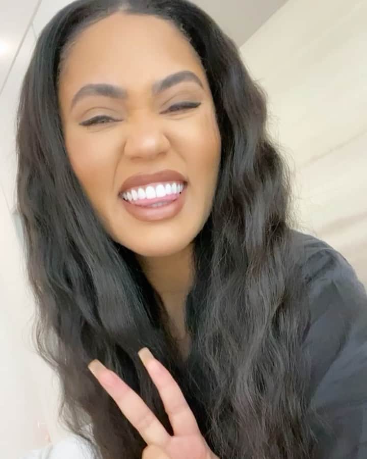エイヨシャ・カレーのインスタグラム：「Sometimes you’ve just gotta do ya hair, smile and put on a good lip! I noticed a lot of you were asking what lip this was in my stories... It’s @covergirl of course!!!!! Outlast Nude in “deep cool”.」