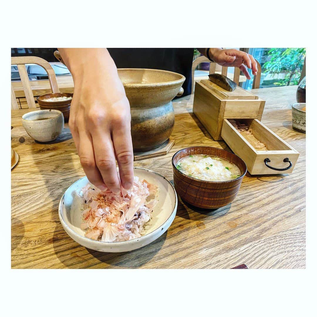 廣瀬規子さんのインスタグラム写真 - (廣瀬規子Instagram)「朝、娘を送って行った帰りに @emiuto ちゃんのおうちにお邪魔して、最高の時間。 @kaneshichi_jp さんの鰹を削って、黒米の上にパラパラ乗せて、お醤油で食べるという贅沢さ。 おかわりは、卵かけご飯🤤 そしてえみちゃんが作ってくれた長芋のお味噌汁が、、これまた美味しすぎて、、、🥺❤️ ・ 幸せ噛み締めた時間🙈 ・ えみちゃん、ありがとう❤️ ご馳走様でした🙏💕💕💕 ・ ・ #鰹節 #以前は鰹節削って食べてた #最近お休みしてたけど #やっぱり違うから #復活しようと思う #鰹節も色々あるけど #昆布もそうだし #まぁ調味料もそうなんだけど #やっぱり美味しいところの食べたい #それだけで #シンプルに頂けて #美味しいって #最高じゃない⁉️」10月9日 10時09分 - noriko_style