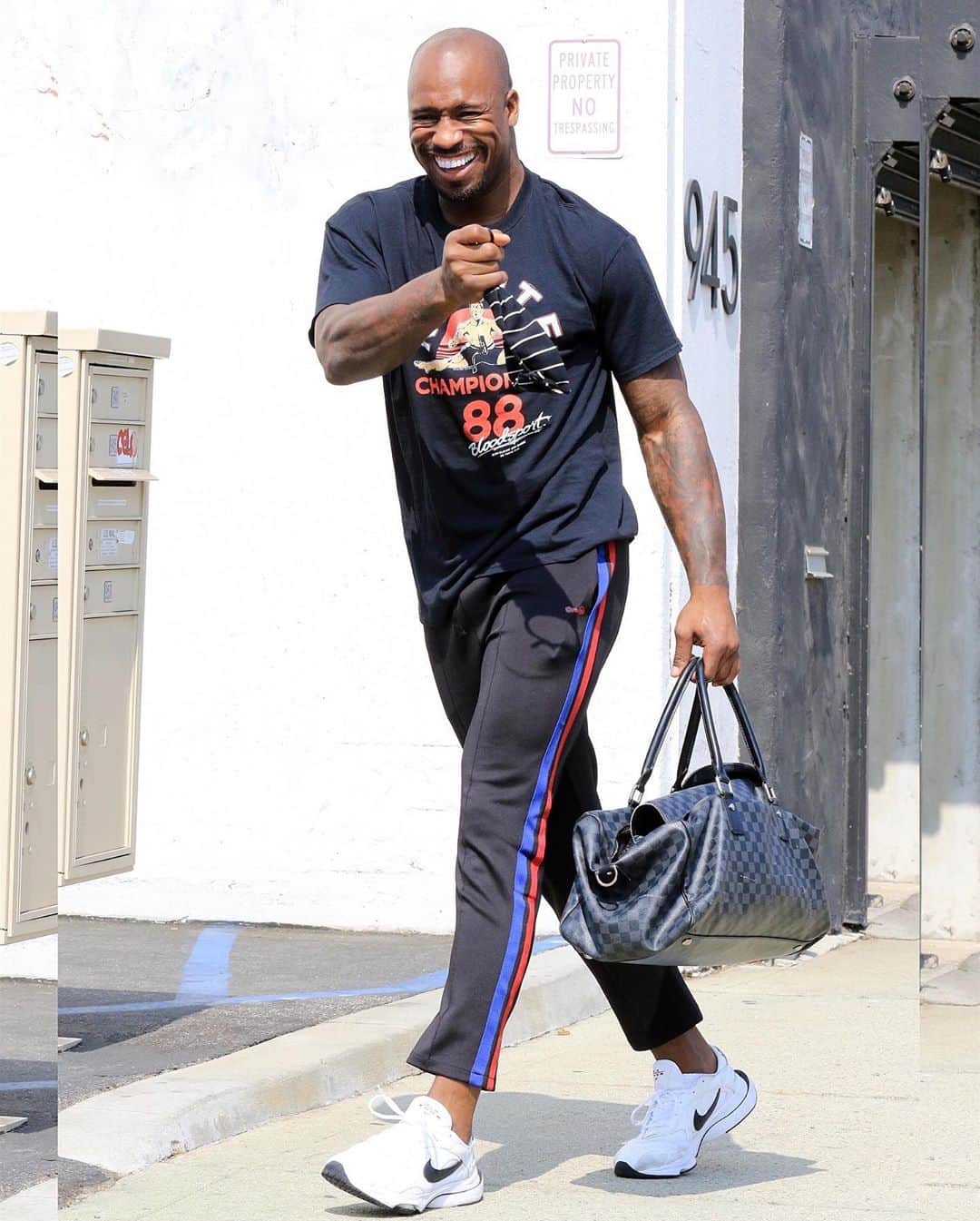 Just Jaredさんのインスタグラム写真 - (Just JaredInstagram)「Former football star and current “Dancing with the Stars” contestant, Vernon Davis, put his ripped abs on display while leaving dance practice! #VernonDavis Photos: Backgrid」10月9日 10時10分 - justjared