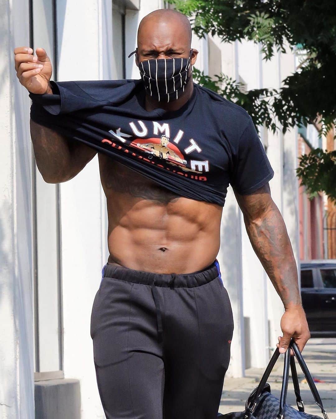Just Jaredさんのインスタグラム写真 - (Just JaredInstagram)「Former football star and current “Dancing with the Stars” contestant, Vernon Davis, put his ripped abs on display while leaving dance practice! #VernonDavis Photos: Backgrid」10月9日 10時10分 - justjared