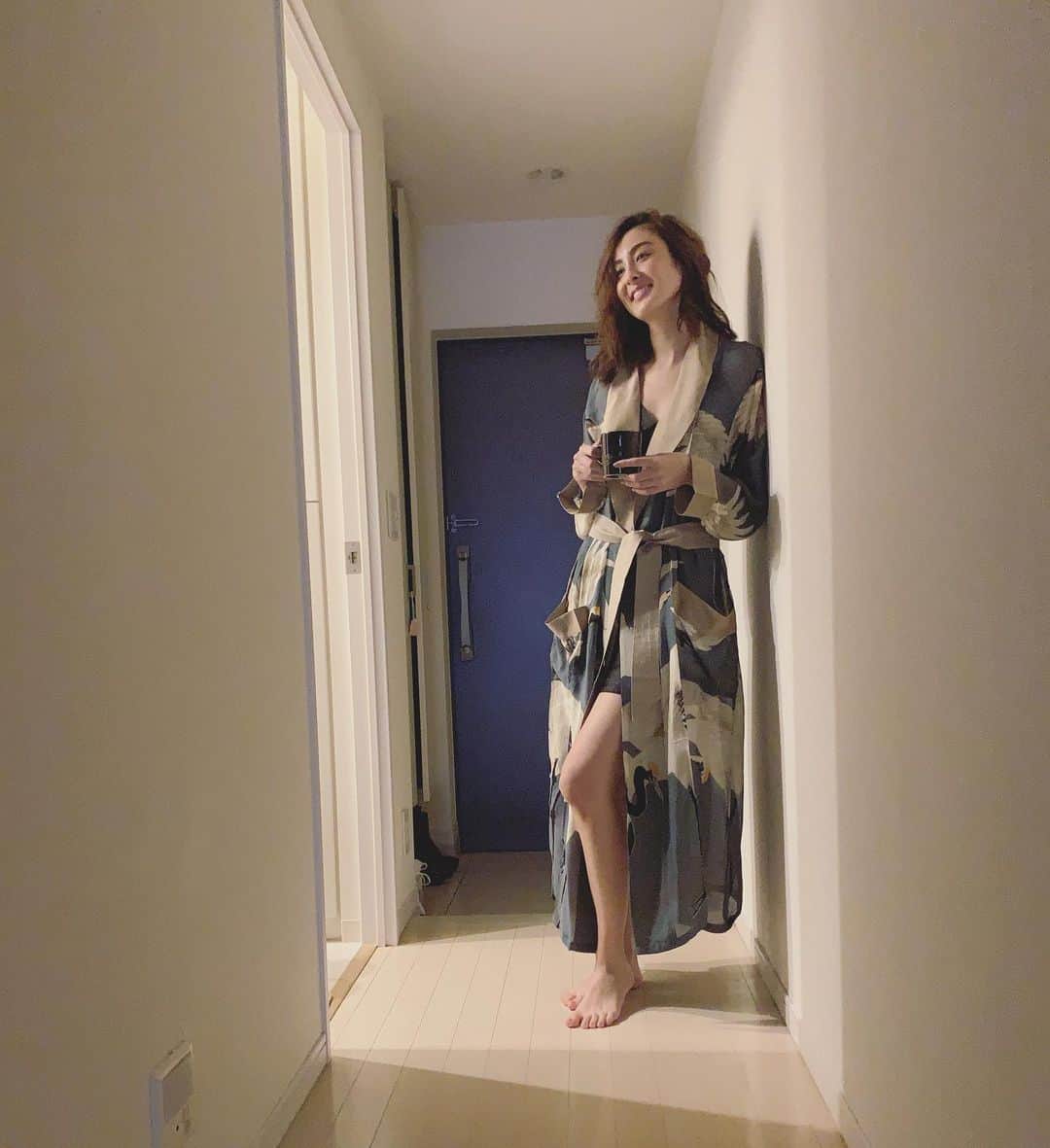 オードリー亜谷香のインスタグラム：「Typhoon mornings where the only thing I can be convinced of is to throw on a robe and brew a cup of apple and blackberry tea ✨ @onehundredstars」