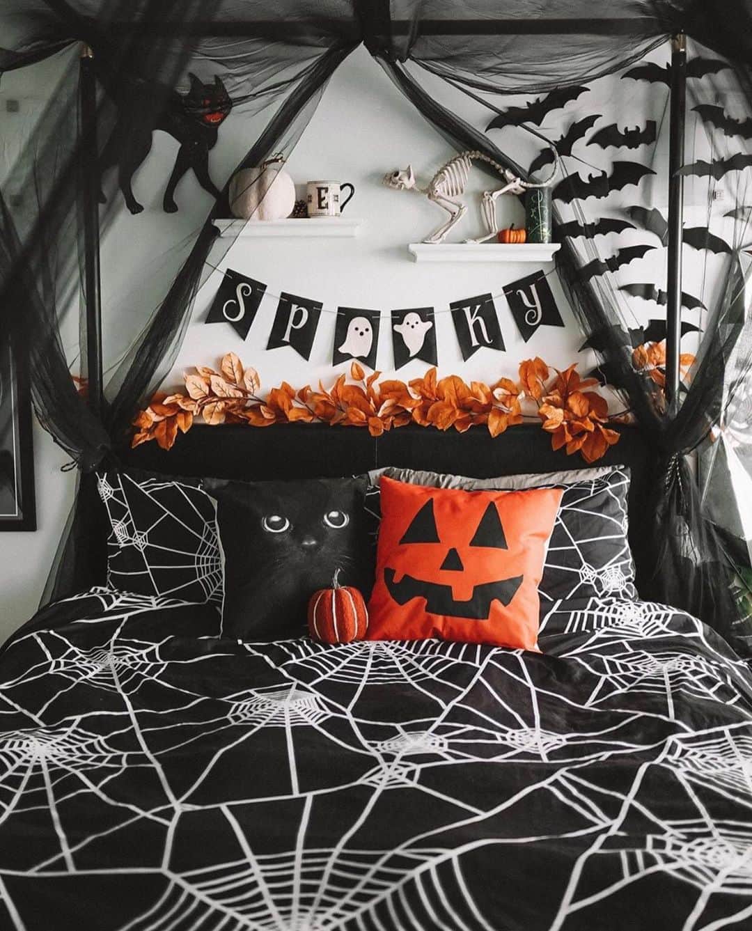 Crazy Roomsさんのインスタグラム写真 - (Crazy RoomsInstagram)「‘Tis the season 😍 👻 🎃 ✨ by @feralcreature  #crazyroomss」10月9日 10時16分 - crazyroomss