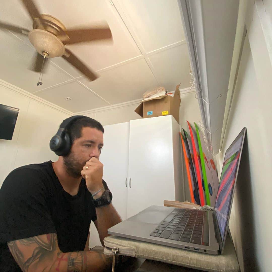 アドリアーノ・デ・ソウザのインスタグラム：「@jbl_brasil me ajudando nas escolhas das ondas na próxima semana 😎⚔️ / Check the next swell with @jbl_brasil help me out to get focus where i’m going next week.」