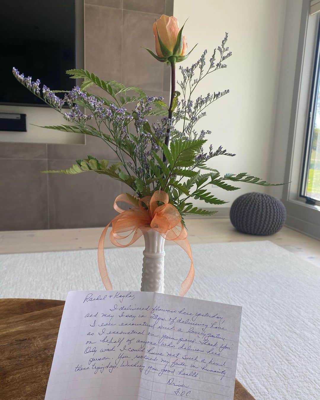 ブリー・オルソンのインスタグラム：「A woman came by just now and dropped this off- let me say- no- SHE is the kindest person. It takes so little effort to set out snacks & beverage. Bless her soul, made us cry. I want to dry this rose & keep it with this note forever. I have no idea of how to get ahold of her.」