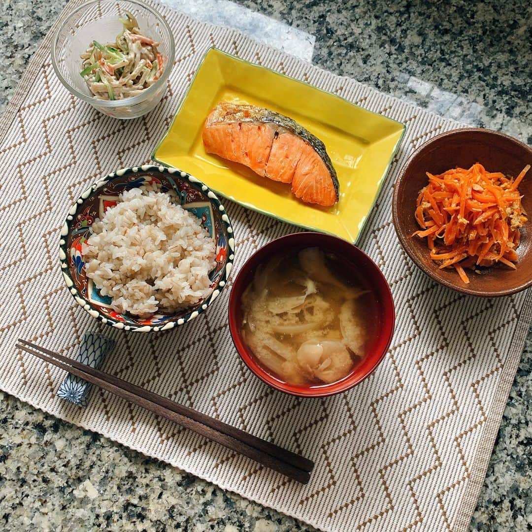 のインスタグラム：「おはようございます😃今朝のご飯はこんな感じでした。 一汁三菜、和定食！ 雨だし台風きているし、どよ〜んとしがちですが、モリモリ食べて今日も元気に頑張ります😊💪 . +焼鮭 +にんじんシリシリ +ごぼうサラダ（マヨネーズの他にコチュジャンも混ぜてちょっとピリ辛に） +もち麦ご飯 +お味噌汁（舞茸、玉ねぎ、生姜） . . #food#instafood#foodstagram#cooking#japan#japanesefood#おうちごはん#朝ご飯#朝食#鮭#焼鮭#料理#和食#和定食#健康飯#一汁三菜#食の大切さ#はなこ飯」