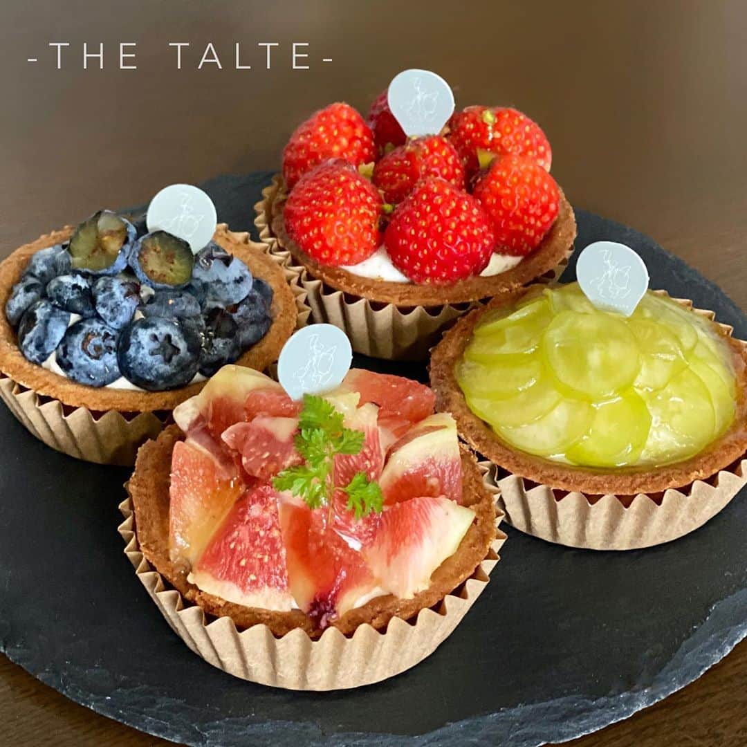 のインスタグラム：「🍓THE  TALTE🍓 パルコ西館B1階にオープンした @the.talte 沢山の種類の可愛いフルーツタルトが並んでいて どれにしようか選ぶのもわくわく😍 . ☑️イチジク ☑️シャインマスカット ☑️イチゴ ☑️ブルーベリー . フルーツと甘さ控えめのクリームとタルトだから 飽きずに食べられてサイズ感もちょうど良い🤤 フルーツのの彩りはもちろん おしゃれなBOXなので手土産にもぴったり💓 . 旬のイチジクとシャインマスカットが 特に美味しかったなぁ🥳 @parco_nagoya_official . . スタバクイーン👸🏼メインアカウント ➡︎ @ayumin0220stb . #thetalte#タルト専門店#フルーツタルト専門店#フルーツタルト#パルコ#名古屋パルコ #栄グルメ#矢場町グルメ #名古屋テイクアウト#名古屋手土産 #インスタグルメアワード2020#あいなご#ナゴレコ#グルメライター」