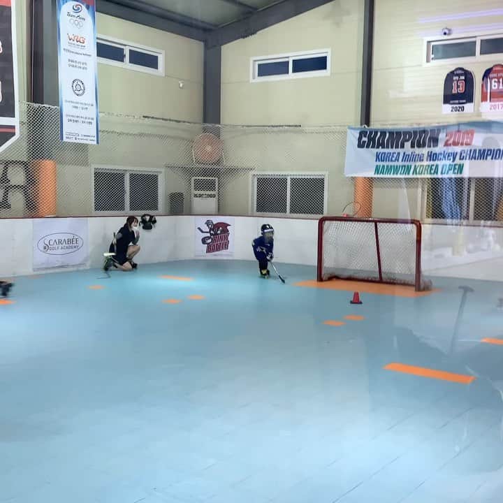 サム・ハミントンのインスタグラム：「First time on inline skates and I think we have another sport to play. 인라인 처음 타 봤는데 벌써 새로운 스포츠 추가 됐네」