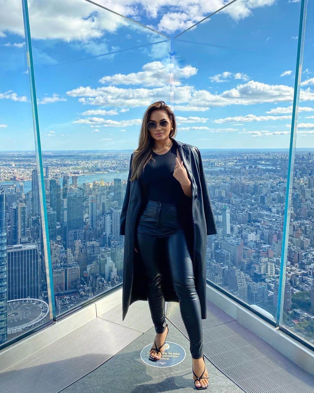 ダフネ・ジョイのインスタグラム：「Swipe for my hearts 🖤」