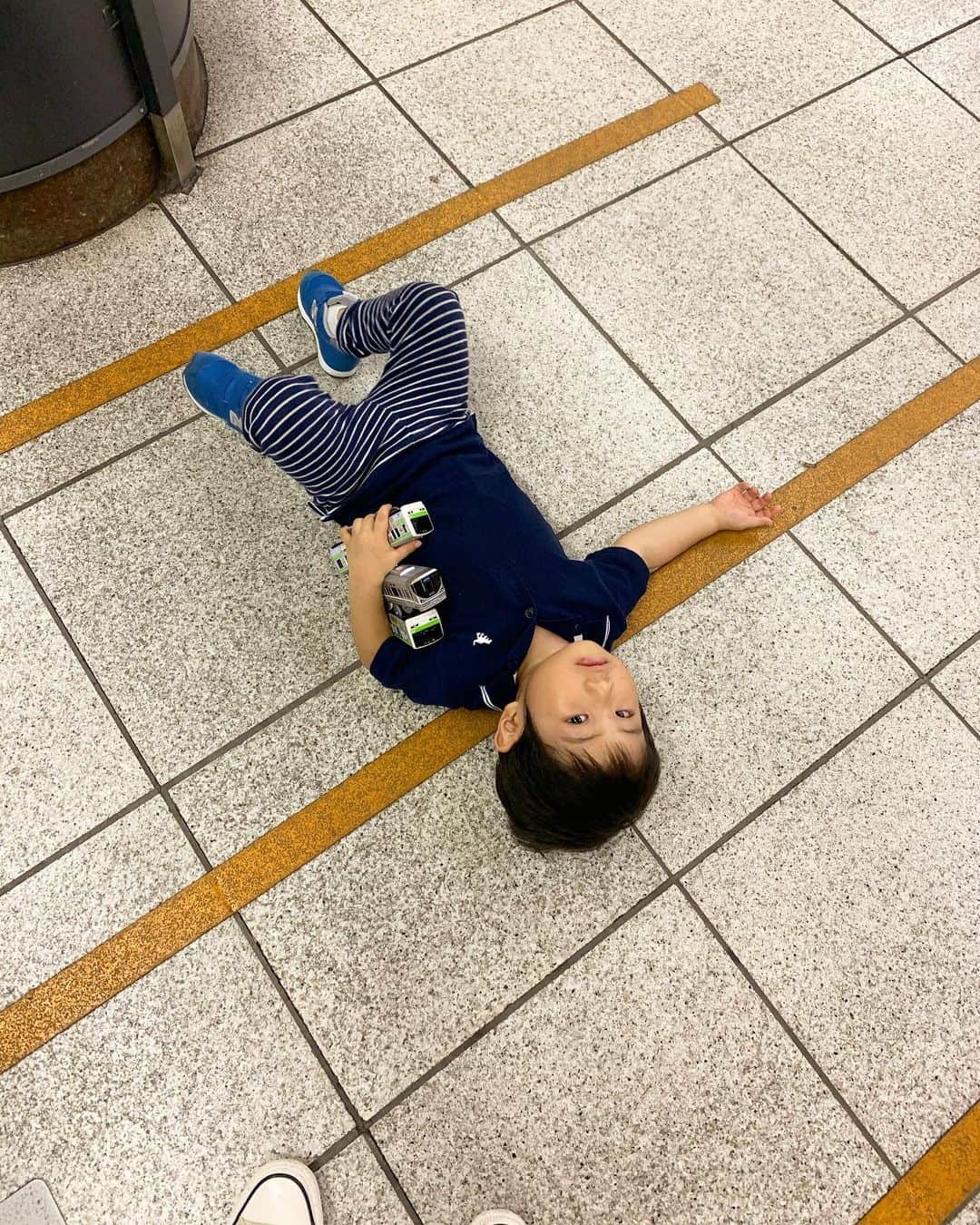 藤田志穂さんのインスタグラム写真 - (藤田志穂Instagram)「我が家の休日のお出かけは、息子のお昼寝事情なども含めて車移動ばかり🚗 ・ そして 電車が好きなくせに乗るのは嫌いな息子（乗ると見えなくなるから😂） ・ だから 電車移動は全然してなかったんだけど、最近になって電車の先頭車両だったら乗りたいと言い出すように🤔（先頭だったら電車のすれ違いが見えるから😂） ・ なので 前から気になっていた、宮崎台の駅直結の〈電車とバスの博物館〉に行ってきました🚃🚌 ・ 途中 乗り換えの時に違う電車に乗りたいと床掃除して、母ちゃん白目でしたが🤣無事に到着🙌 ・ 入場料が大人200円でこれはコスパ良し👏 ・ とくに、ジオラマ系が多くて、時間によってはジオラマでの短編映画なんかもあって、内容が分からない息子でもジオラマが走ってるだけでとにかく釘付けに🥺 ・ 大きなジオラマシュミレーターなんかもあって、息子にはまだ早そうだったけど、とにかくずっと何かしらが走っているから、親はひと休み出来る😂🙏 ・ 息子の写真を撮るのに必死な母（7枚目） ・ 撮れた写真（8枚目） ・ 相変わらず目の付け所に癖がある息子（9枚目） ・ 電車好きな息子だからこそ、まだ電車移動は大変だな〜と思う事もあるけど（電車の見えない地下鉄とか😂）どんどん慣れていけたら、2人でも色んなところ行けるようになるのかな🤔 ・ #子供とお出かけ部  #子供との時間  #家族時間 #宮崎台 #初上陸 #電車とバスの博物館 #土日営業再開 #コスパ良し #電車移動 #鉄男 #子鉄 #子鉄応援部  #子鉄スポット  #ちびっこジャイアン #電車持ちながら #電車に乗る #見るのが好き #乗るのは嫌い #駅直結 #ありがたい🙏」10月9日 10時25分 - shiho_fujita44