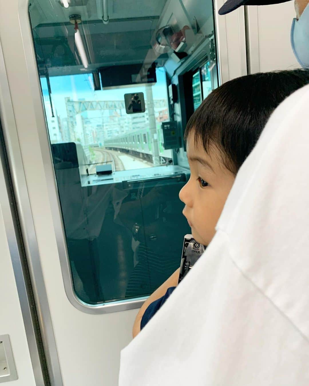 藤田志穂さんのインスタグラム写真 - (藤田志穂Instagram)「我が家の休日のお出かけは、息子のお昼寝事情なども含めて車移動ばかり🚗 ・ そして 電車が好きなくせに乗るのは嫌いな息子（乗ると見えなくなるから😂） ・ だから 電車移動は全然してなかったんだけど、最近になって電車の先頭車両だったら乗りたいと言い出すように🤔（先頭だったら電車のすれ違いが見えるから😂） ・ なので 前から気になっていた、宮崎台の駅直結の〈電車とバスの博物館〉に行ってきました🚃🚌 ・ 途中 乗り換えの時に違う電車に乗りたいと床掃除して、母ちゃん白目でしたが🤣無事に到着🙌 ・ 入場料が大人200円でこれはコスパ良し👏 ・ とくに、ジオラマ系が多くて、時間によってはジオラマでの短編映画なんかもあって、内容が分からない息子でもジオラマが走ってるだけでとにかく釘付けに🥺 ・ 大きなジオラマシュミレーターなんかもあって、息子にはまだ早そうだったけど、とにかくずっと何かしらが走っているから、親はひと休み出来る😂🙏 ・ 息子の写真を撮るのに必死な母（7枚目） ・ 撮れた写真（8枚目） ・ 相変わらず目の付け所に癖がある息子（9枚目） ・ 電車好きな息子だからこそ、まだ電車移動は大変だな〜と思う事もあるけど（電車の見えない地下鉄とか😂）どんどん慣れていけたら、2人でも色んなところ行けるようになるのかな🤔 ・ #子供とお出かけ部  #子供との時間  #家族時間 #宮崎台 #初上陸 #電車とバスの博物館 #土日営業再開 #コスパ良し #電車移動 #鉄男 #子鉄 #子鉄応援部  #子鉄スポット  #ちびっこジャイアン #電車持ちながら #電車に乗る #見るのが好き #乗るのは嫌い #駅直結 #ありがたい🙏」10月9日 10時25分 - shiho_fujita44