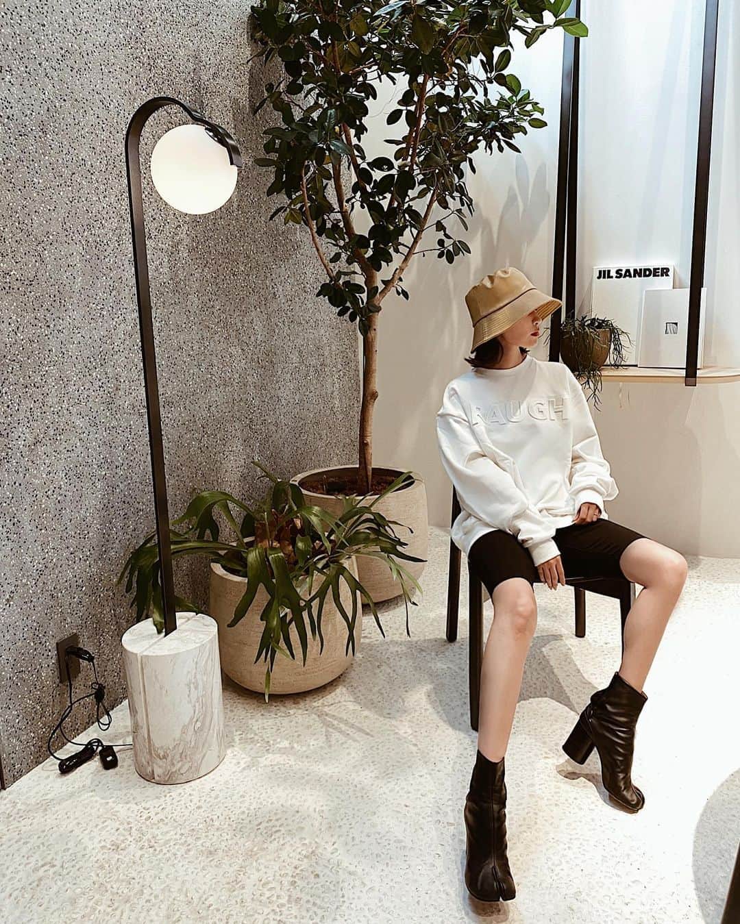 孫きょうのインスタグラム：「OOTD🖤  tops @raugh___official  bottom @zara  boots @maisonmargiela  hat @lackofcoloraus  #ootd #outfit #raugh #zara #maisonmargiela #lackofcolor  #トレーナー #秋コーデ」