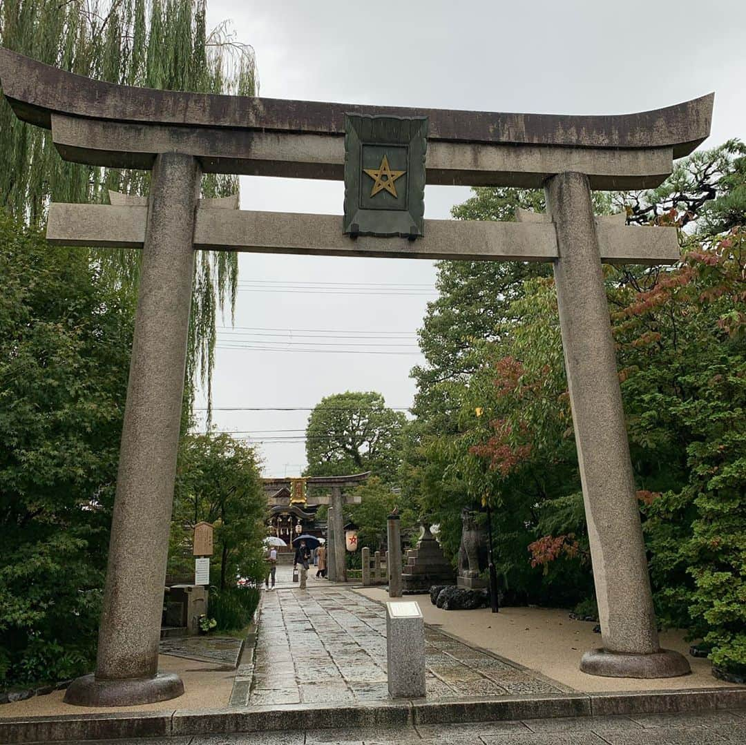 佐伯三貴さんのインスタグラム写真 - (佐伯三貴Instagram)「旅の思い出❤️お寺編  清水寺、晴明神社、白峯神宮、鈴蟲寺、貴船神社、鞍馬寺へ行きました🥰  雨だったけど身体も心も洗われているかのように感じる素敵な場所ばかりでした😊  清水寺は普段は入れないところまで案内してくださり本当に感謝です🥺  #最高の一人旅 #京都おいでやす #舞妓はんになりたい #寺巡り」10月9日 10時35分 - threeprecious