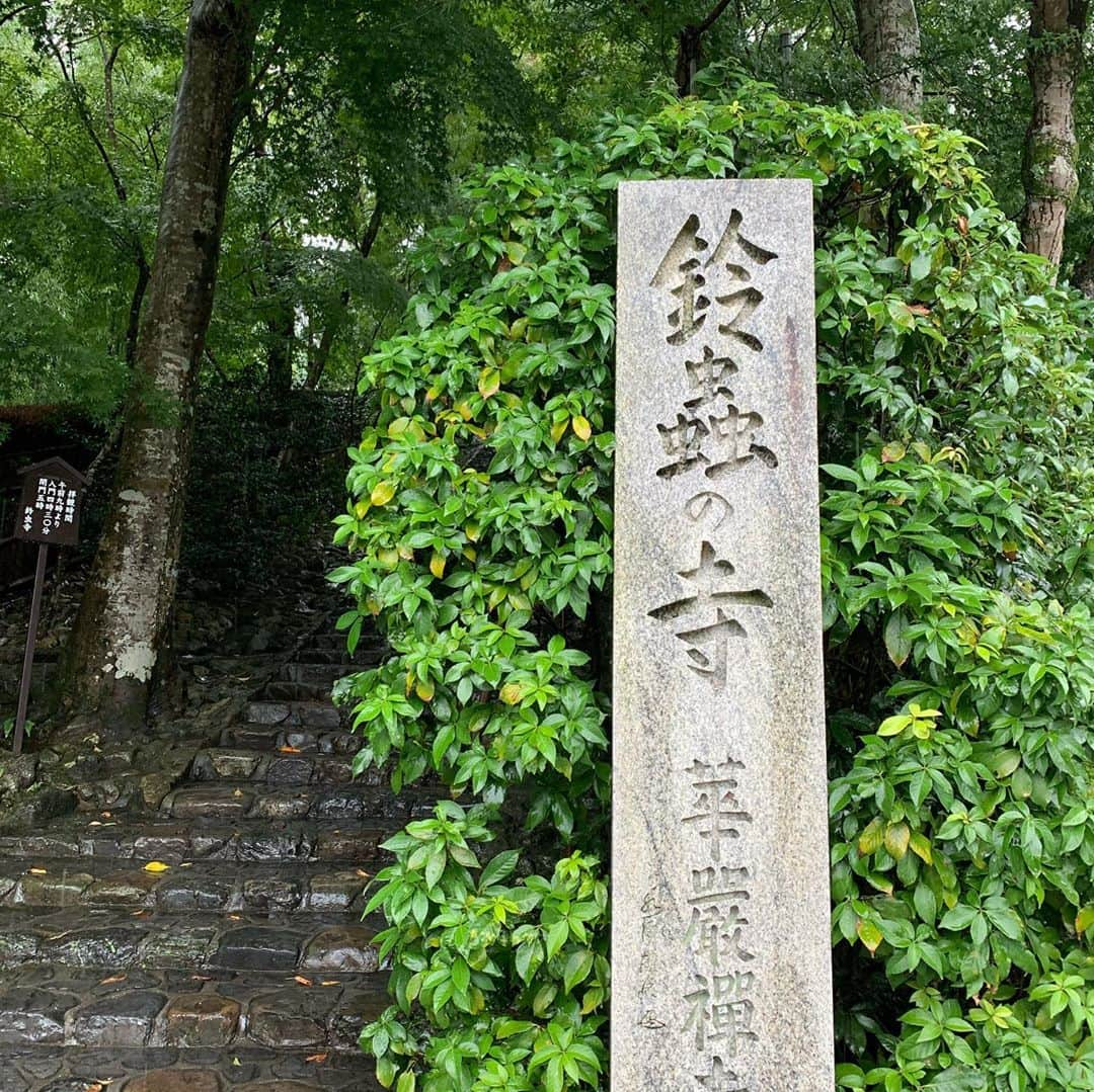 佐伯三貴さんのインスタグラム写真 - (佐伯三貴Instagram)「旅の思い出❤️お寺編  清水寺、晴明神社、白峯神宮、鈴蟲寺、貴船神社、鞍馬寺へ行きました🥰  雨だったけど身体も心も洗われているかのように感じる素敵な場所ばかりでした😊  清水寺は普段は入れないところまで案内してくださり本当に感謝です🥺  #最高の一人旅 #京都おいでやす #舞妓はんになりたい #寺巡り」10月9日 10時35分 - threeprecious