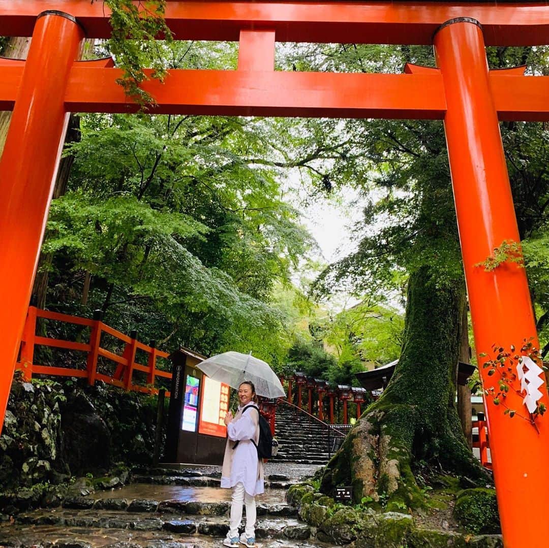 佐伯三貴のインスタグラム：「旅の思い出❤️お寺編  清水寺、晴明神社、白峯神宮、鈴蟲寺、貴船神社、鞍馬寺へ行きました🥰  雨だったけど身体も心も洗われているかのように感じる素敵な場所ばかりでした😊  清水寺は普段は入れないところまで案内してくださり本当に感謝です🥺  #最高の一人旅 #京都おいでやす #舞妓はんになりたい #寺巡り」