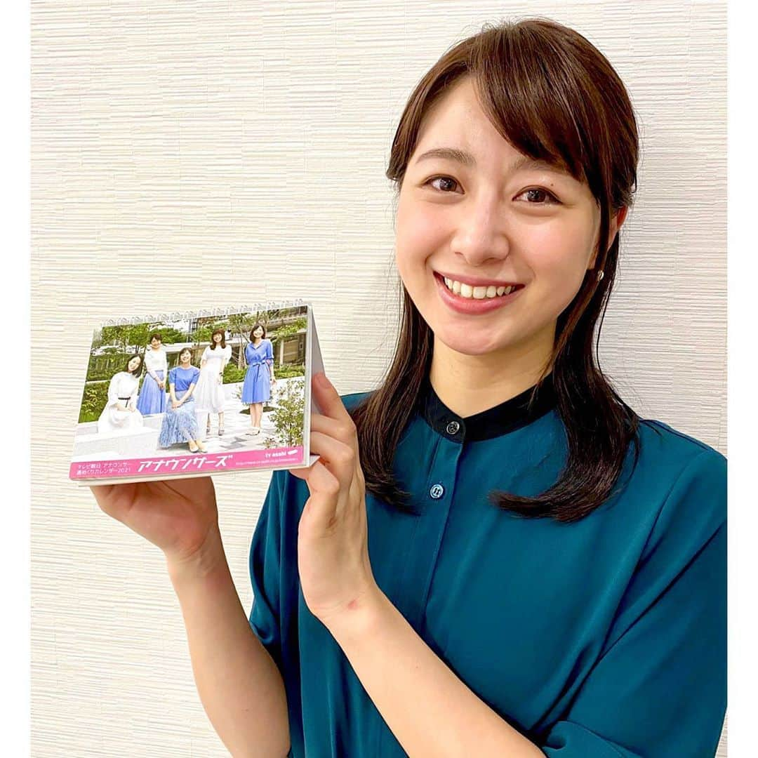 テレビ朝日アナウンサー公式さんのインスタグラム写真 - (テレビ朝日アナウンサー公式Instagram)「. 【ついに！カレンダーの表紙お見せします🎊】 . #久冨慶子　アナ #林美沙希　アナ #森川夕貴　アナ #三谷紬 アナ #斎藤ちはる アナ　 . 今にも笑い声が聞こえてきそうな5人の写真🥺✨ 衣装も白色や水色に統一されていて爽やかですね！ . 林美沙希アナウンサーに 表紙撮影の裏側を聞いてみると...👂 . . 衣装に関しては皆さんの#私服 ！ . この日の ドレスコードは#白色　＋#水色　 だったそう👗💙 . . 実は事前にグループメールを作り、 候補の服を送りあって 全体の色やバランスなどを考えたコーディネートをみんなで相談したんだとか✨ . . そして、皆さんもお気づきだと思いますが、ソーシャルディスタンスもしっかり確保！ 距離は取っても、5人のチームワークと仲の良さが伝わってきます🥺✨ . #表紙解禁 #発売日#10月17日 #テレビ朝日アナウンサー#テレビ朝日#テレ朝#テレ朝#アナウンサー#アナウンサーカレンダー#アナカレ#アナカレ2021#カレンダー#卓上カレンダー#卓上#週めくり#2021」10月9日 10時36分 - tvasahi_announcers