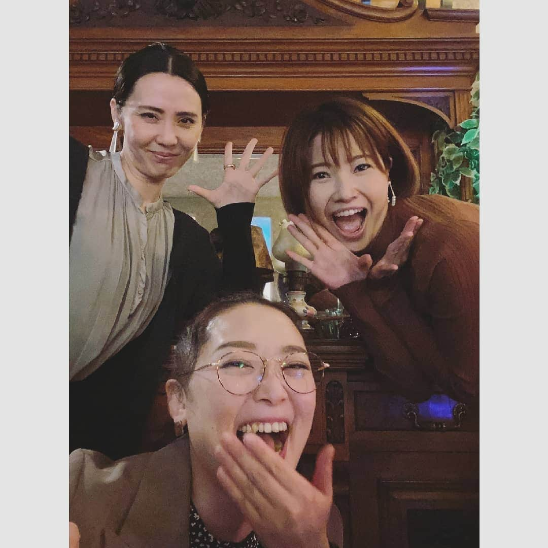 花陽みらさんのインスタグラム写真 - (花陽みらInstagram)「きたさん  れな😌✨﻿ #緒月遠麻 さん #十碧れいや﻿ ﻿ ﻿ ゆる〜く茶会☕﻿ ﻿ ぽーっとお茶を飲み。﻿ 腹筋が痛くなるまで爆笑する。﻿ また、茶を飲み﻿ 涙でるまで爆笑する🌟﻿ 上がった口角戻らない(笑)﻿ ﻿ そんな🤭素敵すぎる【茶会】﻿ ﻿ パワーチャージ空間。﻿ ﻿ ﻿#お決まりポーズ　〜の結局爆笑(笑) きたさんを真似てる2人。しかし ちょっとちょっと…違う😂 #素敵な時　#素敵な方々﻿」10月9日 10時37分 - miku_hanahi