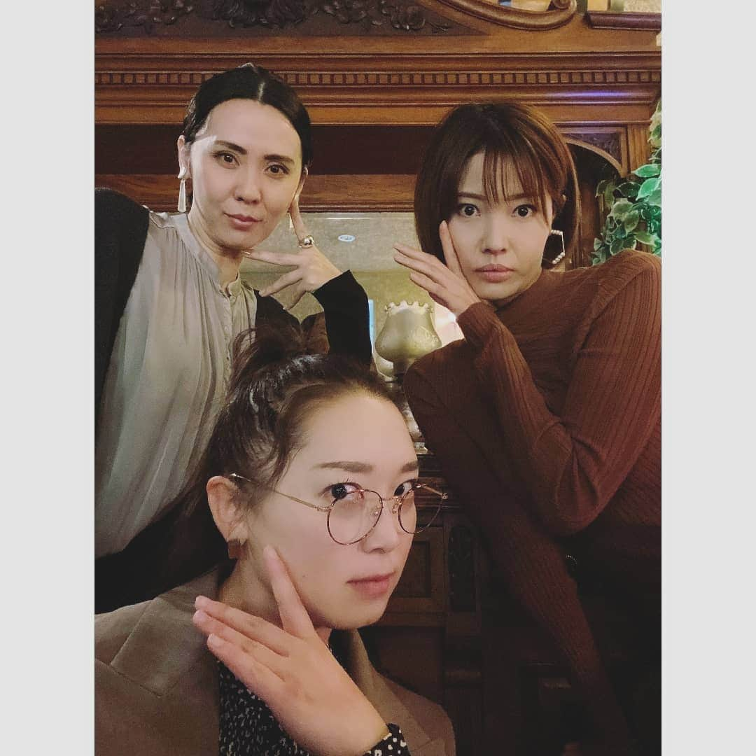 花陽みらさんのインスタグラム写真 - (花陽みらInstagram)「きたさん  れな😌✨﻿ #緒月遠麻 さん #十碧れいや﻿ ﻿ ﻿ ゆる〜く茶会☕﻿ ﻿ ぽーっとお茶を飲み。﻿ 腹筋が痛くなるまで爆笑する。﻿ また、茶を飲み﻿ 涙でるまで爆笑する🌟﻿ 上がった口角戻らない(笑)﻿ ﻿ そんな🤭素敵すぎる【茶会】﻿ ﻿ パワーチャージ空間。﻿ ﻿ ﻿#お決まりポーズ　〜の結局爆笑(笑) きたさんを真似てる2人。しかし ちょっとちょっと…違う😂 #素敵な時　#素敵な方々﻿」10月9日 10時37分 - miku_hanahi