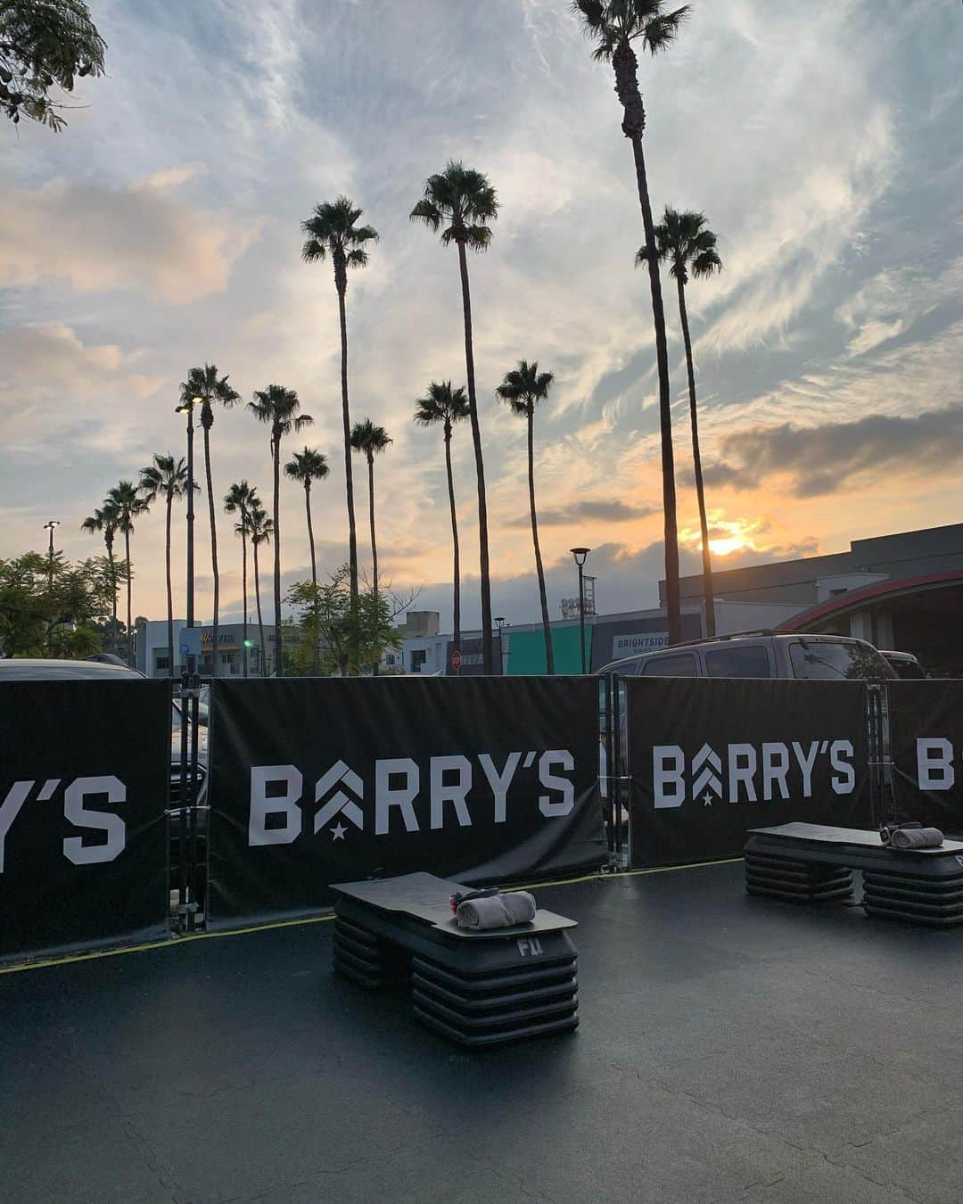 ジョナサン・カサーのインスタグラム：「Beautiful sunset workout 🏋🏻‍♂️  . . . . . #barrysbootcamp #gymlife #fitfam #maskson」