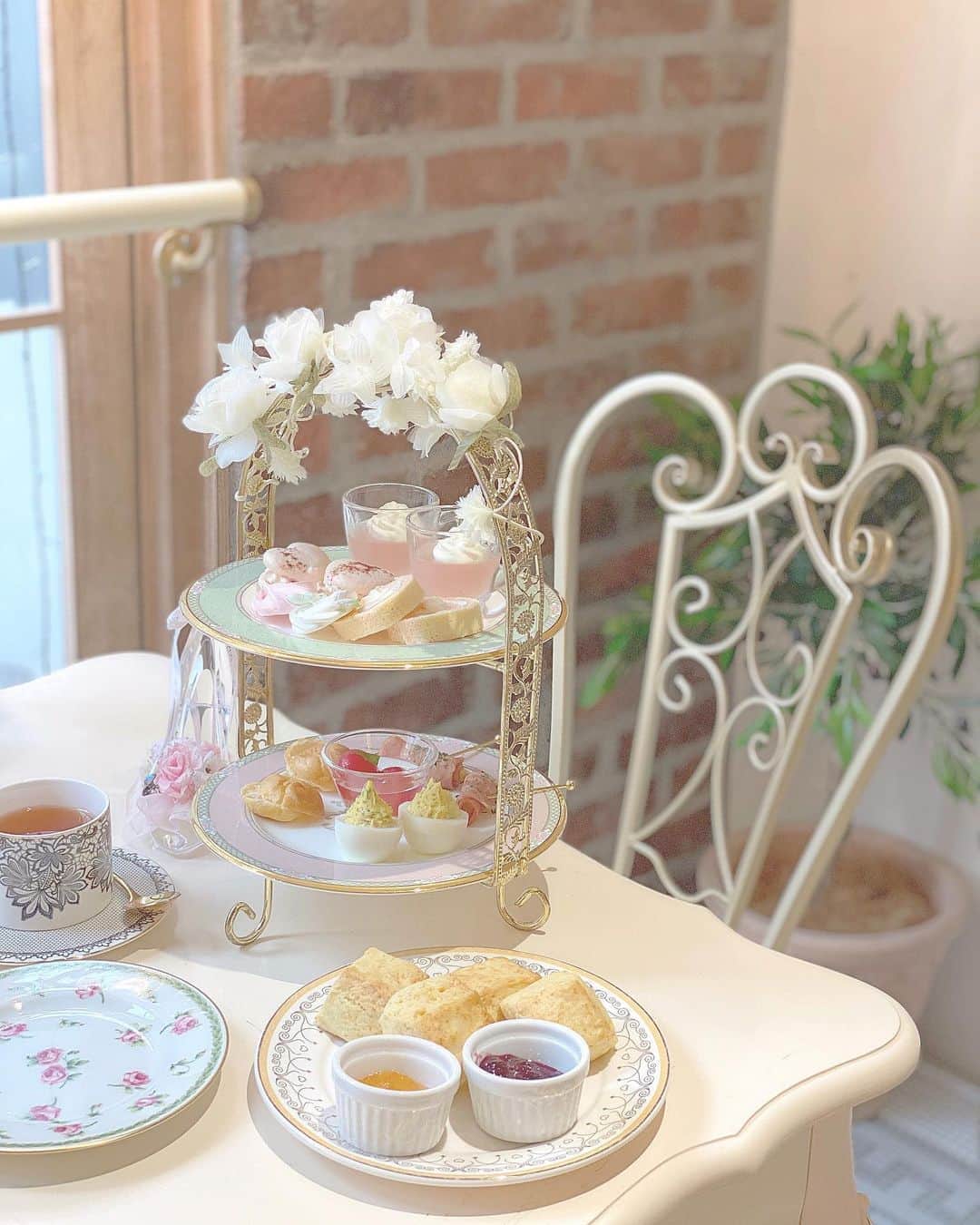 MICさんのインスタグラム写真 - (MICInstagram)「. . この前にゃおちゃんと行った @la.ange.cafe ❤︎ . おひめさま*･゜ﾟ･*:.｡..｡.:*･'(*ﾟ▽ﾟ*)'･*:.｡. .｡.:*･゜ﾟ･* . . . . . #laangecafe #ラアンジュ #lange #かわいい #かわいいカフェ #スコーン #宇田川カフェ  #渋谷カフェ #映え #マカロン #スイーツ #カフェ巡り #フォトスポット #渋谷カフェ  #スイーツ部 #インテリア #韓国カフェ  #カフェ巡り #渋谷  #女子会 #room #雑貨　#置き画 #カフェ活 #東京カフェ」10月9日 10時43分 - micmofmof