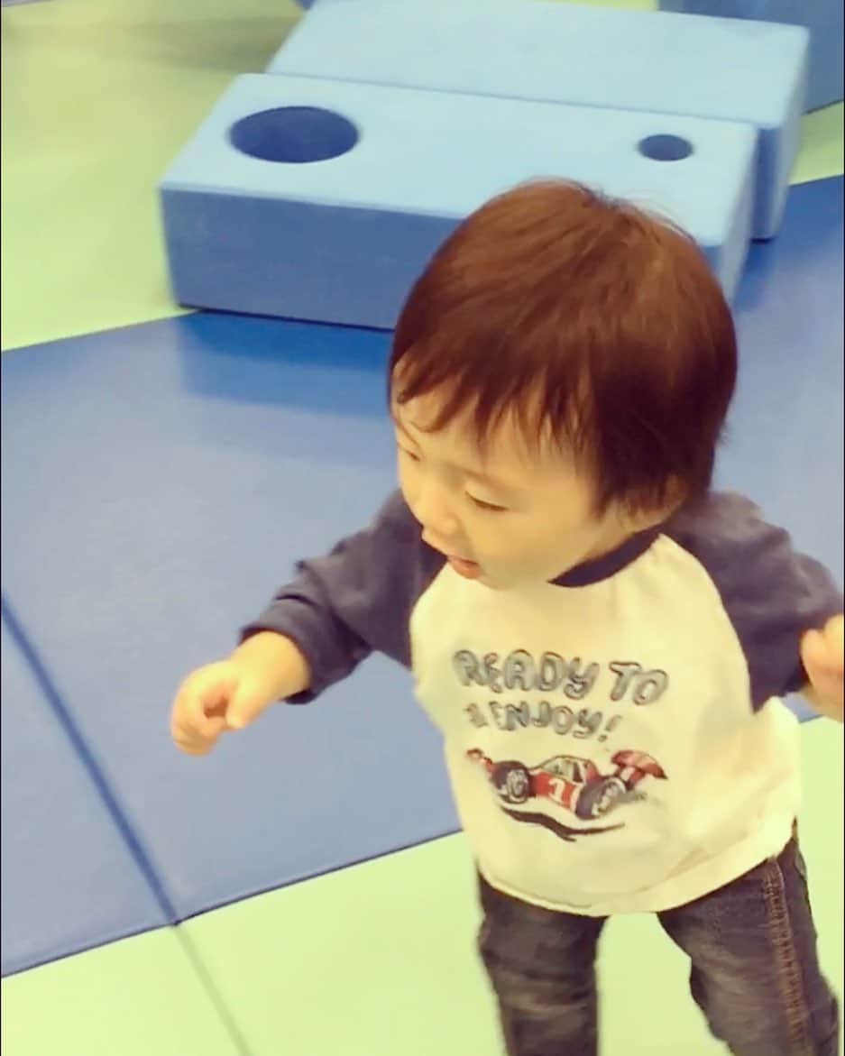蒲生麻由のインスタグラム：「初めての一歩👣  次男が1歳2ヶ月になりました！ そして、数日前には遂に、 二足歩行はじめました🚶‍♂️💨💨  #babyboy#mamalife #初めての一歩  #1歳2ヶ月 #二足歩行」