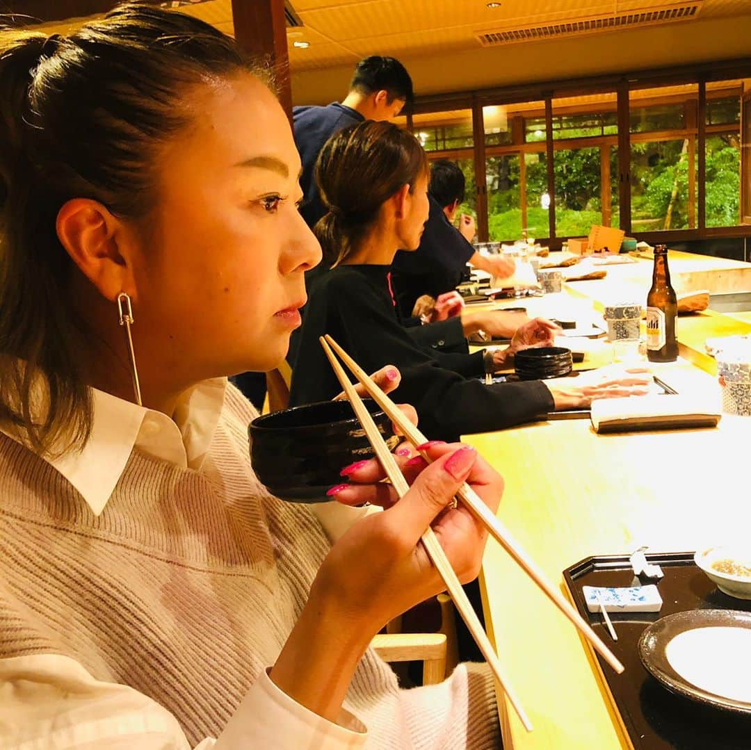 佐伯三貴さんのインスタグラム写真 - (佐伯三貴Instagram)「旅の思い出　ご飯編  鉄板焼き　みかく お肉の焼き加減やおもてなしも素晴らしいお店でした😍 是非また行きたいと思ったお店です🤗  そしてランチにラーメン屋さん 大輝 ここは醤油豚骨なんだけどそこまでこってりしてなくて途中辛味を足して味変できるの！❤️  そしてそしてラストは…  さえ㐂  お寿司革命おきました。 もうヤバかったです。 景色も最高！味も最高！  私の初めての一人旅はプロゴルファー同期で先輩の川本麻美さんが色々段取りして下さってめちゃくちゃ最高の旅になりました！！  昨日の夜なんて誕生日のお祝いまで😭❤️🙌  麻美さん、梅ちゃん！ 本当にありがとうございました❤️❤️❤️❤️」10月9日 10時48分 - threeprecious