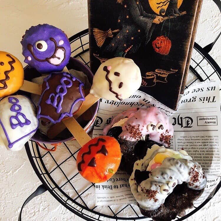 jackinthedonuts -ジャックインザドーナツ-さんのインスタグラム写真 - (jackinthedonuts -ジャックインザドーナツ-Instagram)「ハロウィン間近❗ということで﻿ ジャックではお家でもハロウィン気分を味わえるドーナツを多数ご用意しております😋﻿ ﻿ 可愛いドーナツがたくさんあって悩んじゃいますね…🤔﻿ ﻿ ハロウィンキャンディドーナツは1口﻿ サイズなので全制覇できるかも?!🍭﻿ ﻿ 是非お試しください😍﻿ ﻿ ﻿ ﻿ ﻿ ﻿ ﻿ ﻿ 𝐉𝐀𝐂𝐊 𝐈𝐍 𝐓𝐇𝐄 𝐃𝐎𝐍𝐔𝐓𝐒﻿ ﻿ #jackinthedonuts #デザートは別腹 #ドーナツ大好き #スイーツ部 #おやつ #sweets  #新商品  #ドーナツ   #sweetstable #おうちカフェ #ジャックインザドーナツ#ハロウィン#Helloweem」10月9日 10時49分 - jackinthedonuts