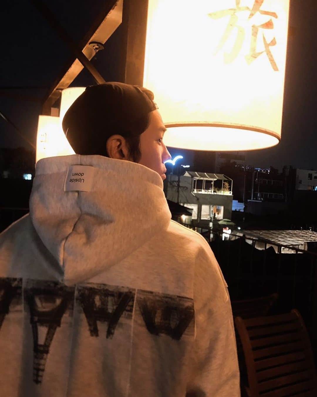 オン・ジュワンのインスタグラム：「🔼 Upsidedown 🔽  구매하신 옷을 통해 발생되는 수익금은  전액 기부 될 예정입니다. 발생 하는 수익금에 따라 알맞은 기부처를 알아본 후  제 인스타를 통해 기부처를 공개한 후 기부하려해요.  ( 여러분이 알고 계신, 혹은 기부를 하고싶은 기부처를 알려주시면 참고할께요 ^^)  📌Check List📌  ☑️자체 디자인 ☑️자체제작 원단  ☑️100% 순면 ☑️기모안감 ☑️Unisex ☑️warm Heart💘  온주완 X AAM SH#P  👆상단 프로필 링크 통해 동참 할 수 있어요👆  #Upsidedown #Donation」