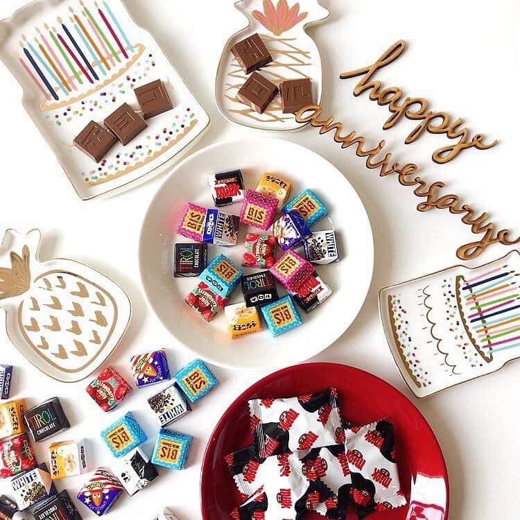 チロルチョコのインスタグラム：「＼ミルク30周年キャンペーン開催🎉／﻿  ﻿ Rakuten Pasha×チロルでコラボ開催❗️﻿  ﻿ 購入レシートをスマホで撮影して応募✨﻿  ﻿ 【楽天ポイント300ポイント】﻿ を抽選で*30,000名様にプレゼント致します💁﻿ *期間中6回抽選×各5,000名様当選=合計30,000名様に楽天ポイント300ポイントが当たります🎖﻿ *進呈するポイントは期間限定ポイントです。﻿  ﻿ 【キャンペーン期間】﻿ ▫️2020年8月24日（月）~2021年3月31日（水）﻿ 【キャンペーン対象商品】﻿ ▫️ミニミルク（8/24発売）﻿ ▫️バラエティパック﻿ ▫️バラエティパック（縦）﻿  ﻿ 【応募方法】﻿ ⑴パッケージ裏面のQRコード等からRakuten Pashaにアクセス（スマホのみ対応）﻿ https://r10.to/tirol04﻿ ⑵楽天会員IDでログイン﻿ ⑶対象商品を購入したレシートを撮影＆Pashaに送信🤳﻿ ⑷当選結果はメールにてお知らせ致します💌﻿ 楽天ポイントは応募月の4ヶ月後の月末までに付与されます。﻿ ※QRコードは(株)デンソーウェーブの登録商標です。﻿  ﻿ 【注意事項】﻿ ・進呈するポイントは期間限定ポイントです。﻿ ・応募する際は、事前に楽天への会員登録（無料）及びメールアドレス入力が必要です。﻿ ・1枚のレシートで、1口の応募が可能です。対象商品を一度に複数購入した場合もレシートが1枚であれば1口の応募となりますのでご注意ください。﻿ 期間中は何口でもご応募可能です。﻿ ・キャンペーンの質問等は当アカウントDMでは対応致しかねます。﻿ 予めご了承ください。﻿  ﻿ 【お問い合わせ】﻿ ・よくあるお問い合わせ内容はこちら﻿ 　https://r10.to/fa﻿ ・上記から解決しない場合はこちら﻿ 　https://r10.to/ask﻿ ・製品に関するお問い合わせ﻿ チロルチョコ㈱お客様相談室　0570-064530﻿ ﻿ ﻿ ﻿ ﻿ #tirol #tirolchoco #チロルチョコ #チロル #チョコレート #おやつタイム #chocolate ﻿ #おやつ #onmytable #sweetstable #スイーツ部 #おうちカフェ #日々の暮らし #sweettooth  #チョコ #スイーツ  #shopチロルチョコ#キャンペーン#ミルク30周年#コラボキャンペーン」