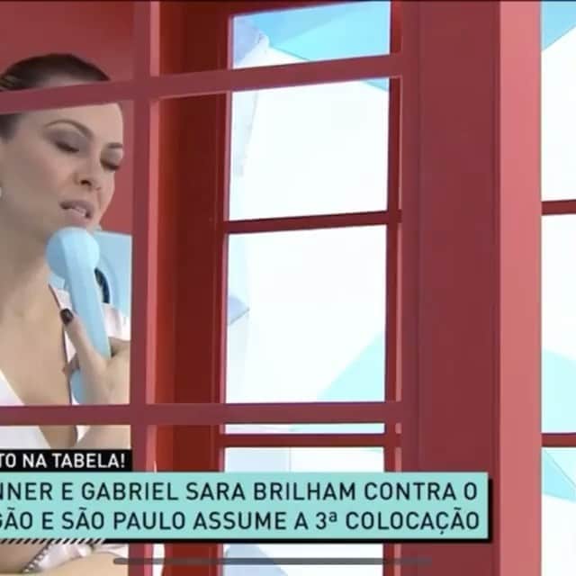 レナータ・ファンのインスタグラム：「Artilheiro que é artilheiro atende o pedido da torcedora, né @tgalhardo ?! Hoje no @jogoaberto falei que um era pouco e dois gols seria o ideal! E ele, talentoso e certeiro, foi lá e cumpriu! A melhor contratação do ano e um jogador inteligente para jogar e expressar suas ideias! Final BRAGANTINO 0x2 INTER. O time gaúcho volta a ser vice-líder e nesta Sexta, look vermelho e branco no programa! Vídeo @fcrenatabfan」