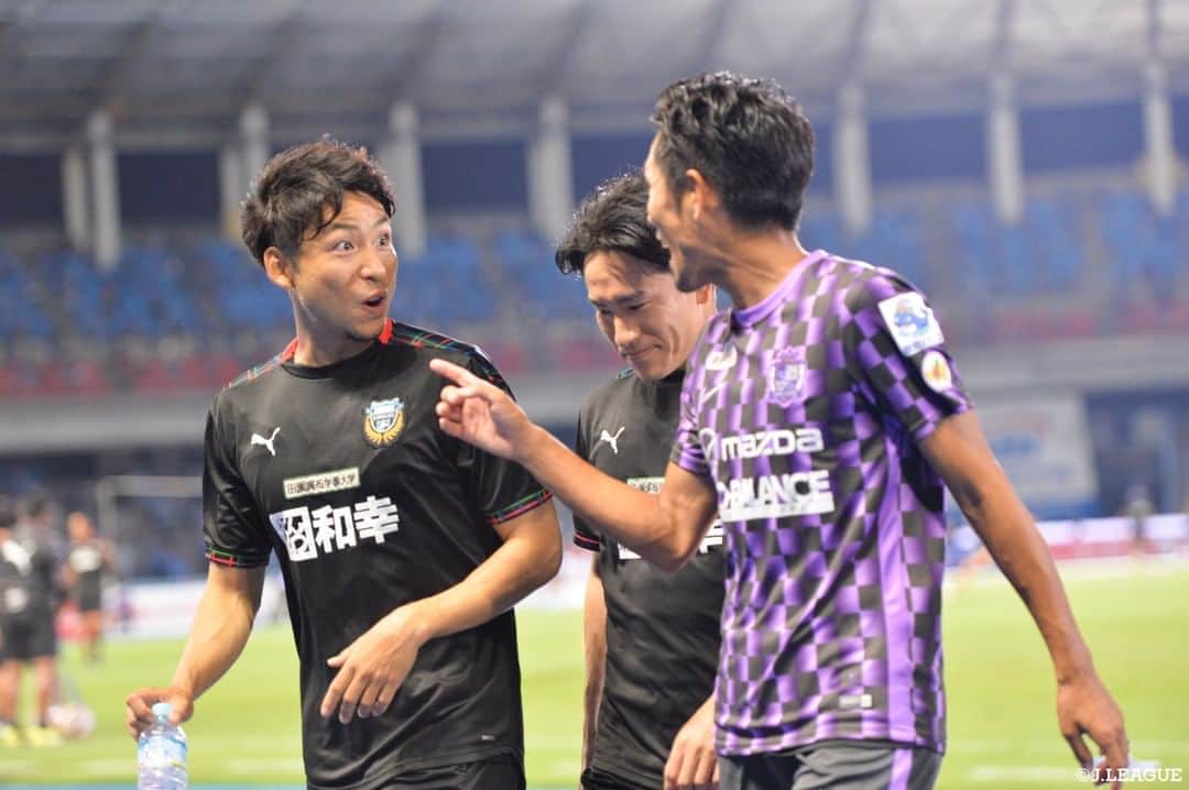 のインスタグラム：「「えっ😯」  #小林悠 選手たちは何を話しているのでしょうか⁉️ みなさんの予想はコメントで✍️  #Ｊリーグ #jleague  #川崎フロンターレ #kawasakifrontale #frontale #🐬 #登里享平  #鼻タグリザト #びっくり #笑顔 #スマイル #ニコニコ #サッカー #soccer ﻿ #soccerlife #soccerplayer ﻿ #football #⚽️ #コメント大歓迎 #コメント #コメントください #✍️」
