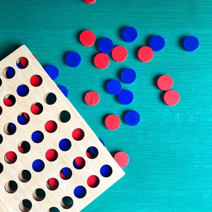 のインスタグラム：「おはようございます！⁠ 本日金曜日は11時オープンです。⁠ （土日祝は10時オープン！）⁠ ⁠ カフェには “4目並べ” が置いてあります。⁠ 順番にチップを落として、縦・横・ななめのいずれかで4つ揃えた人の勝ち。というとってもシンプルなゲーム。⁠ ⁠ シンプルだけど、結構難しくて楽しいです！⁠ カフェ内に適当に置いてあるので、好きに遊んで下さい🕺🕺⁠ 最近ずっと雨だし、暇を潰すには最適なゲームです👏⁠ ⁠ #worldneighborscafe #soooliquid⁠⁠ ⁠ ーーーーーーーーー⁠ weekday...11-20⁠ weekend...10-20⁠ closed...wednesday⁠ L.O...19:30⁠ ーーーーーーーーー」