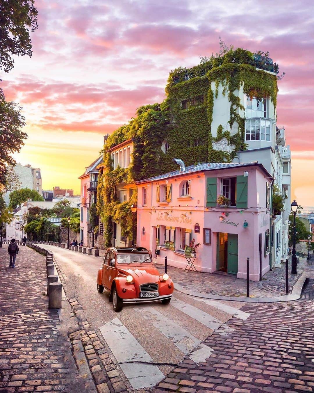 BEAUTIFUL DESTINATIONSさんのインスタグラム写真 - (BEAUTIFUL DESTINATIONSInstagram)「Dreamy sunsets in Montmartre! 🇫🇷 Tucked in Paris, this charming locale is known for its cobbled streets, stunning Basilica, and artsy neighborhood. Here you can enjoy museum visits and lovely city views at Sacré-Cœur—may you be with a lover, a group of friends, or traveling solo.   And the gorgeous 🚘? Meet @clementine2cv, she completed a 3000km roadtrip in France. How lovely!  What are your favorite things to do in Paris?  📸 @loic.lagarde 📍 Montmartre, Paris」10月9日 11時03分 - beautifuldestinations