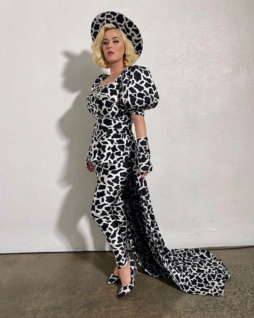 ケイティ・ペリーさんのインスタグラム写真 - (ケイティ・ペリーInstagram)「MUTHA MILKS is back to werk @americanidol and it’s 🍼udderly🍼 ridiculously MOO-ving already! 🐄 Not pictured: my pumping breaks 🙃 (shout out to @csiriano for the incredible custom costume 💅🏻✨)」10月9日 11時15分 - katyperry