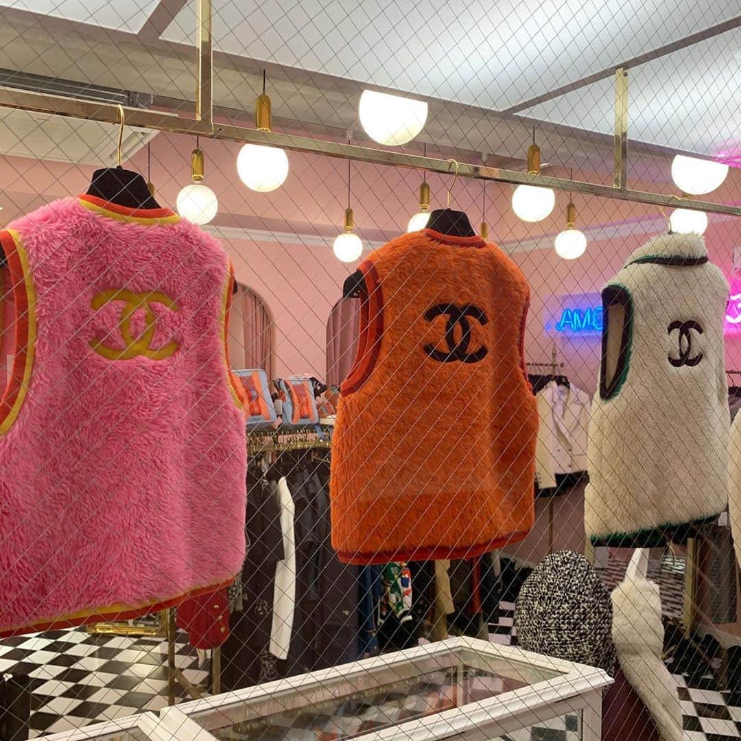 Vintage Brand Boutique AMOREさんのインスタグラム写真 - (Vintage Brand Boutique AMOREInstagram)「おはようございます🖤 AMORE wardrobe 11:00~20:00で営業しております🥰 表参道、青山へお出かけの際は、是非AMORE vintageにお越しくださいませ✨ AMORE wardrobe is open 🌝11:00~20:00✨ Come visit us for the finest vintage Chanel ready to wear collections🌤お問い合わせ /  for more info → 💌info@amorevintagetokyo.com  #ヴィンテージ #シャネル #ヴィンテージシャネル #ココ #ココマーク #ヴィンテージブランドブティック #アモーレ #アモーレトーキョー #アモーレワードローブ #表参道 #青山 #東京 #vintagebrandboutique #AMORE #amoretokyo #Tokyo #Omotesando #amorewardrobe」10月9日 11時16分 - amore_tokyo