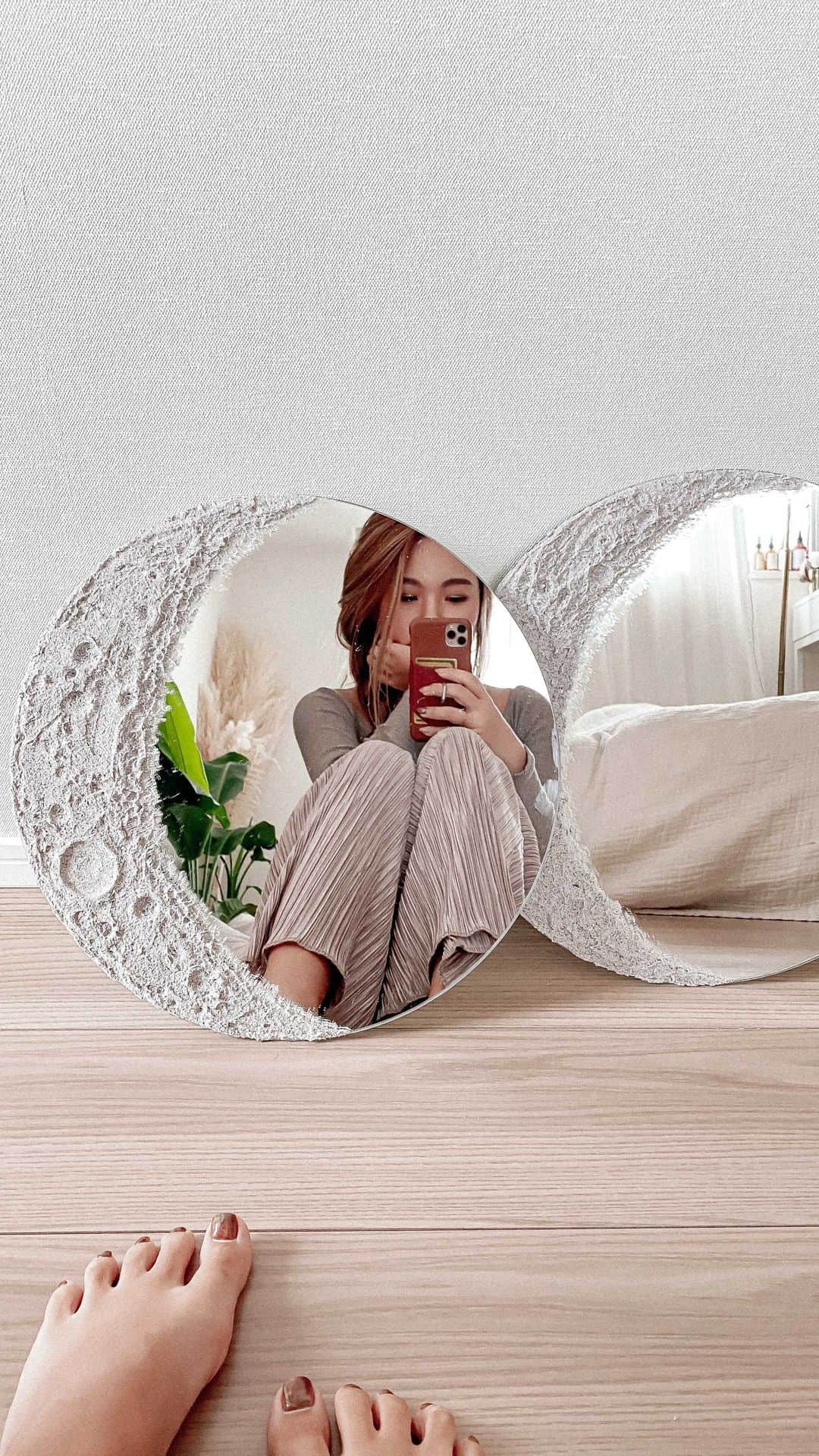Manamiのインスタグラム：「#moonlitmirror 🌗🌗 ちょっと大きいサイズ作ったの💫 ひとつは自分ので、もうひとつはプレゼント💝  #handmade #moon #crescentmoon #マナシカの家 #芸術の秋」