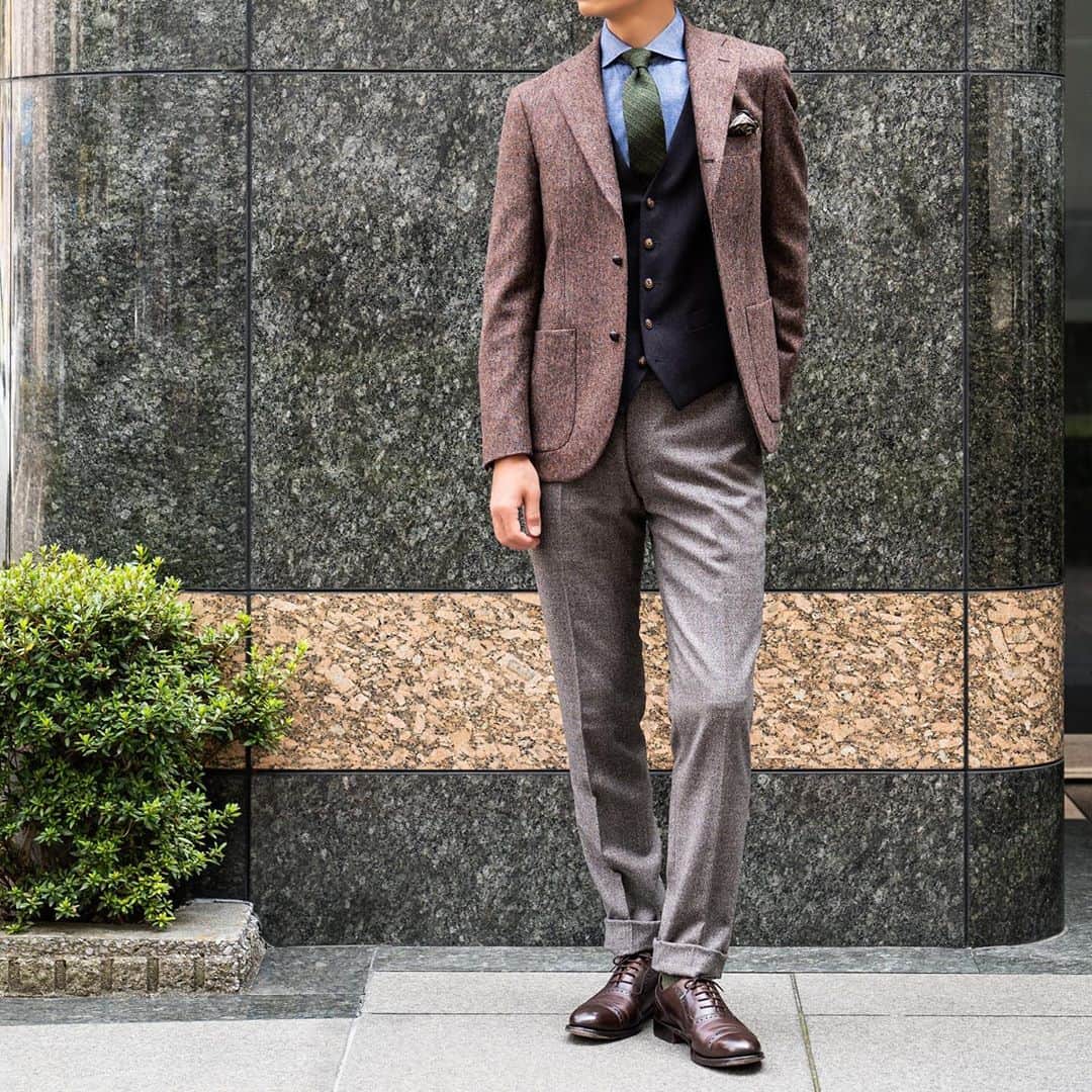 difference.tokyoさんのインスタグラム写真 - (difference.tokyoInstagram)「もはや季節を問わず、ビジネスシーンで定番なったジャケパンスタイル。ラフにならないよう、ベストが持つ引き締め効果を取り入れる。 . . 生地名：DI PRAY JACKET  生地品番：4209074-1  プライス：JACKET ¥56,000(+tax) . . . #difference_style #秋冬コーデ #秋冬生地 #ジャケパンスタイル #ジャケット #ベスト #スーツ #オーダースーツ  #difference #ディファレンス」10月9日 11時15分 - difference.tokyo
