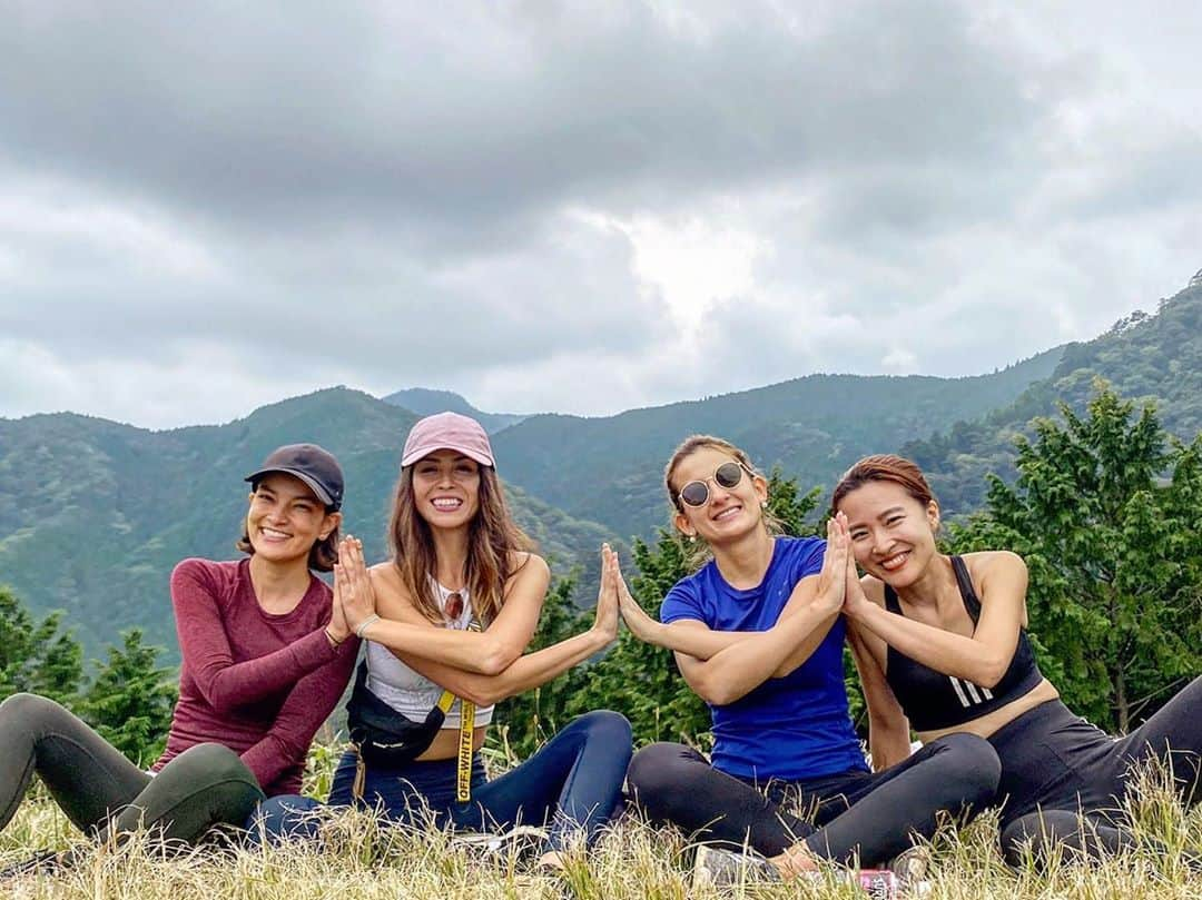 藤井アルダのインスタグラム：「Fresh air please🍂🍁🤎  #hikingdays #naturelovers #freshair #girlshike #ハイキング #山 #自然 #感謝 #grateful」