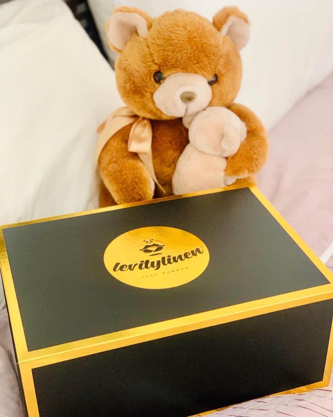 シャーニ・ヴィンソンのインスタグラム：「So excited about this special delivery by @levitylinen !!!! 📦 🐻 🛌   All their products are made from 100% organic pure bamboo material which is not only hypoallergenic, but naturally antibacterial and mould resistant! The silky sateen weave makes these breathable, cool bedsheets equivalent and softer than 1300 thread count cotton!   Order using promo code SHARNI.PROMO.AUS and get free express shipping Australia and New Zealand wide and $30 off your purchase! https://bit.ly/3mSaAsL  #levitylinen #bamboo #luxury #bedsheets #linen #towel #soft #silky #sateen #sheets #antibacterial #hypoallergenic #breathable #antistatic #material #bedding #sleep #veganbrand #ecofriendly #sustainability #bohodecor #interiorstyle」