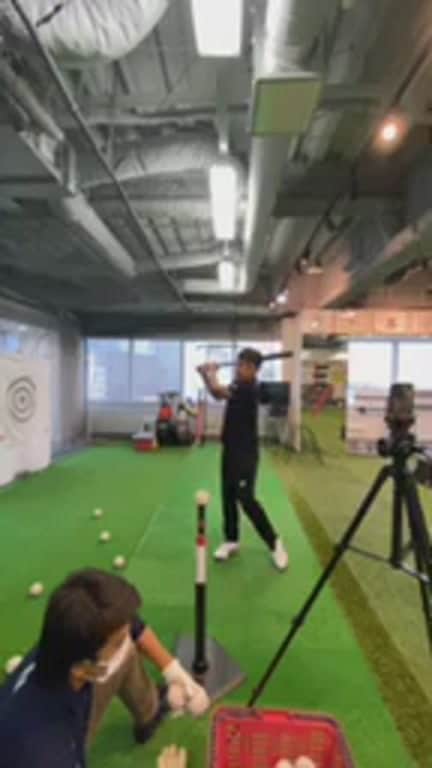 片山晋呉のインスタグラム：「室内でのトレーニング動画です。ティーバッティング、片手打ちしています。参考にされてください😊 #片手打ち　#スイング動画　#golf #golfswing」