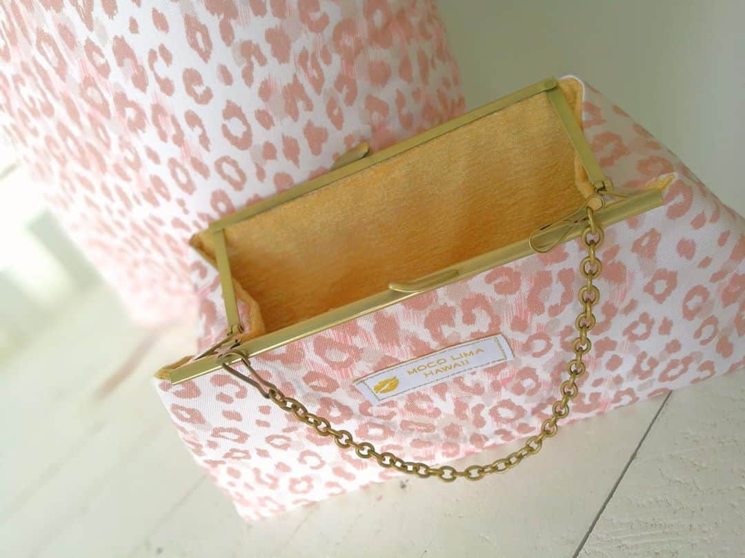 Moco Lima Hawaiiさんのインスタグラム写真 - (Moco Lima HawaiiInstagram)「New* Leopard Clutch Bag with Chain, Made by Moco  #clutch#leopard#handmade#mocolima#hawaii#original#pink#sweet#smile#relaxing#calming#slowly#quiet#silence#新作#クラッチバッグ#ヒョウ柄#秋#モコリマハワイ#オリジナル#リラックス#のんびり#ゆっくり#ゆったり#午後#音楽」10月9日 11時26分 - mocolimahawaii