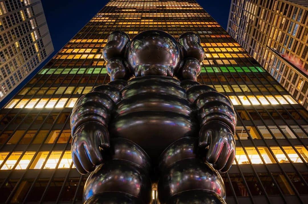 KAWSONEさんのインスタグラム写真 - (KAWSONEInstagram)「It’s fun seeing the photos people are posting of WHAT PARTY Thank you @tjrulapaugh ! #Repost @tjrulapaugh ・・・ ‘WHAT PARTY’ by @kaws currently on display at the Seagram Building Plaza  #art #sculpture #modernart #nyc #kaws #kawsart #artist #iloveny」10月9日 11時31分 - kaws